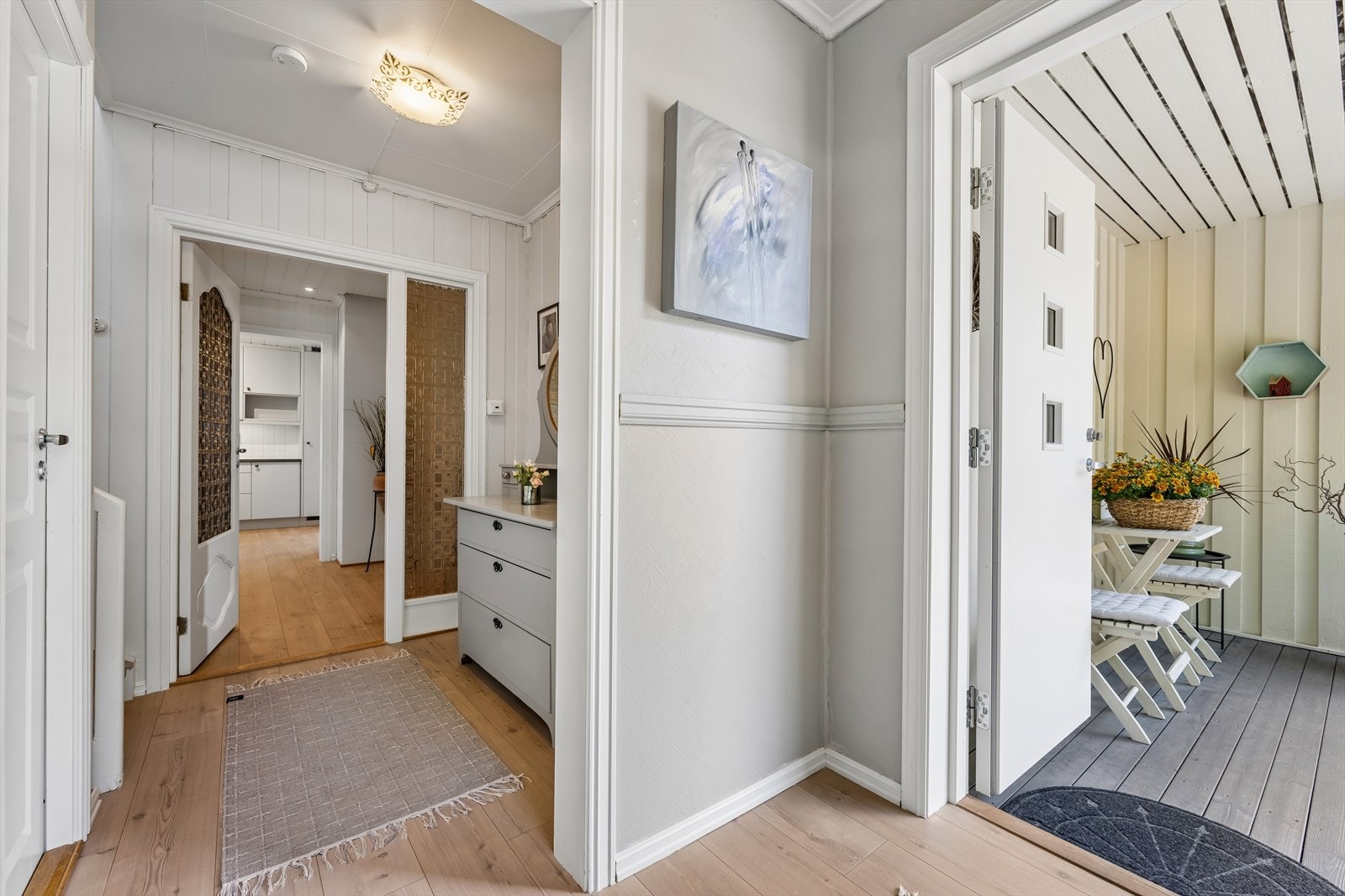 Velkommen inn! Entréen har varme i gulvet og leder videre inn i boligens hovedetasje. Galleribilde