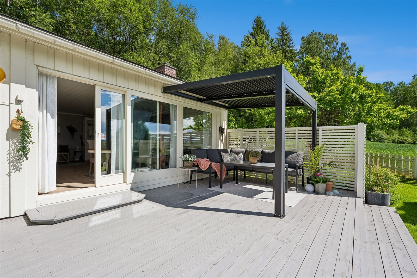 Terrassen har en pergola i metall som gir en lun og definert uteplass. Galleribilde