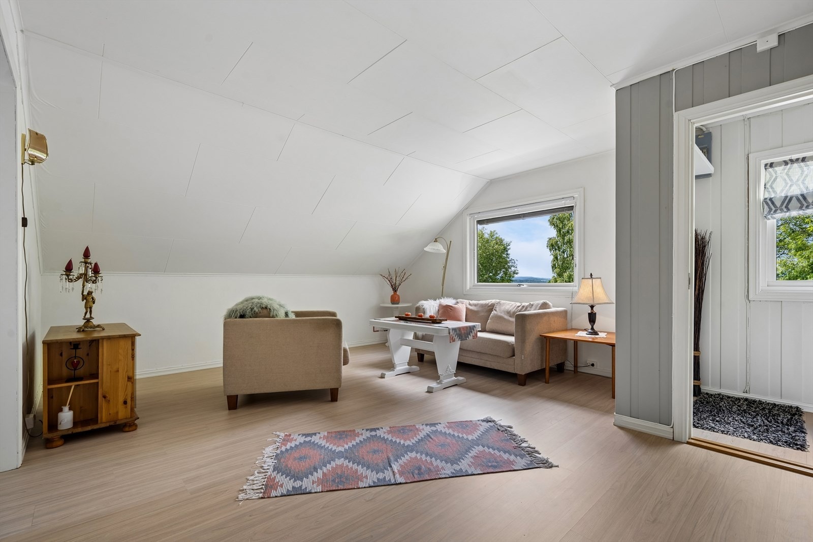 Loftstuen gir ekstra plass for familie og gjester. Galleribilde