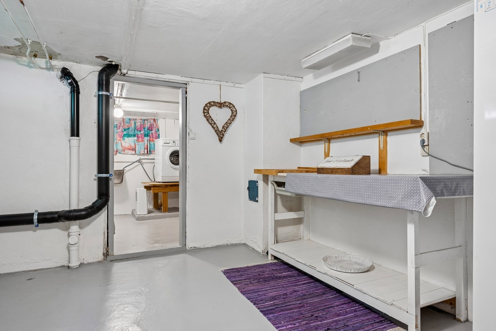 Kjelleren har vaskerom med opplegg for vaskemaskin og god lagringsplass. Galleribilde