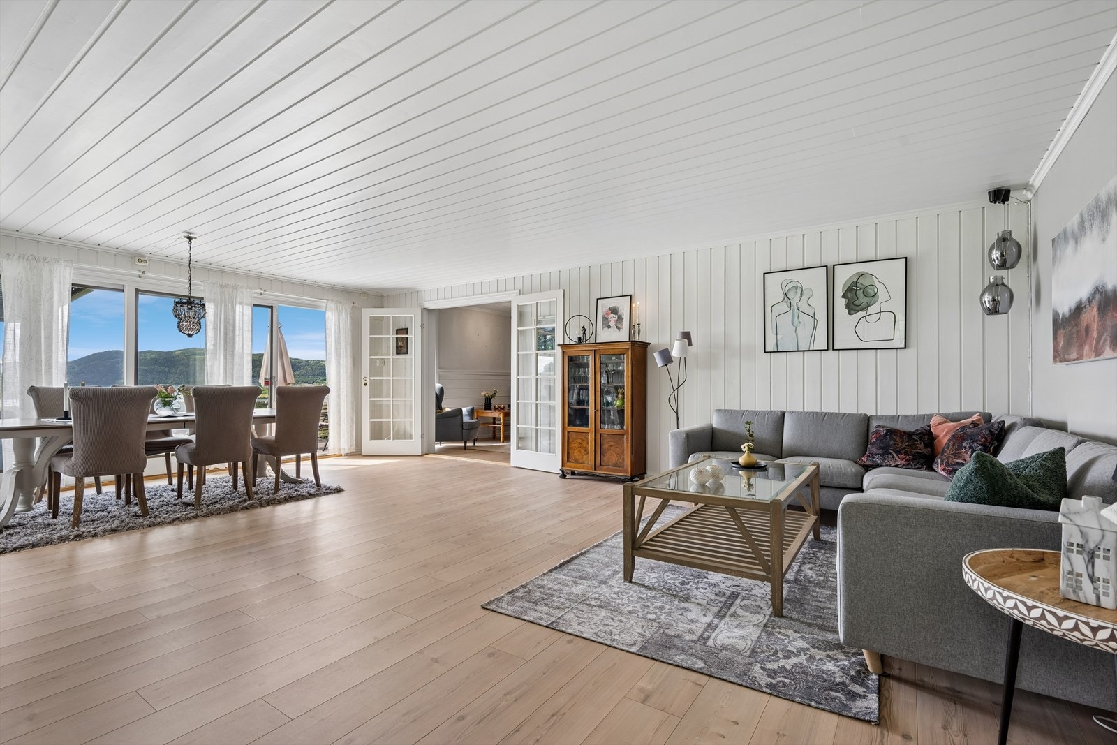 Stor stue med plass til både sofagruppe og spisebord. Galleribilde