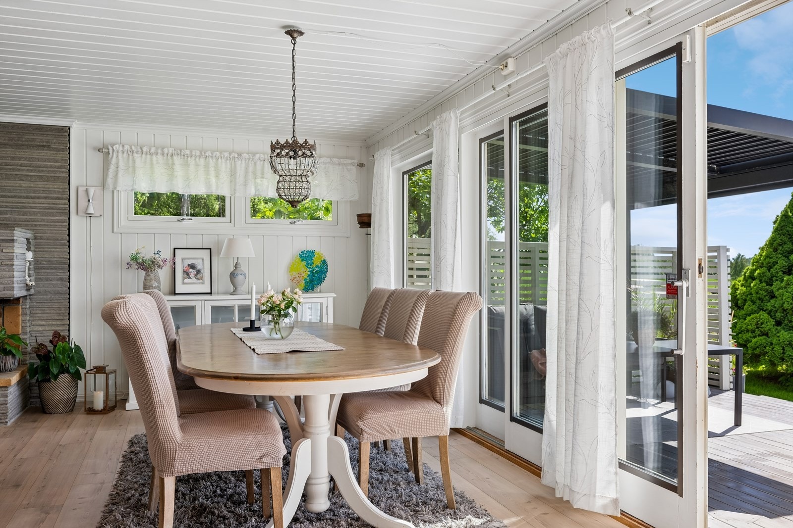 Fra spisestuen er det direkte utgang til den sørvestvendte terrassen. Galleribilde