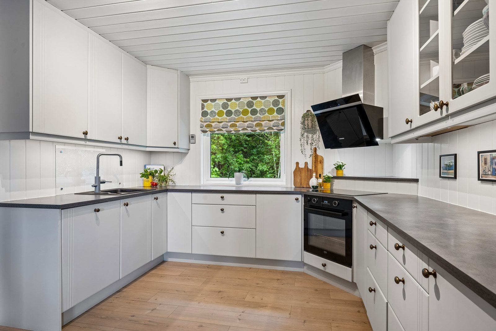 God benkeplass i laminat og ventilator med avtrekk ut. Alle hvitevarer integrert. Galleribilde