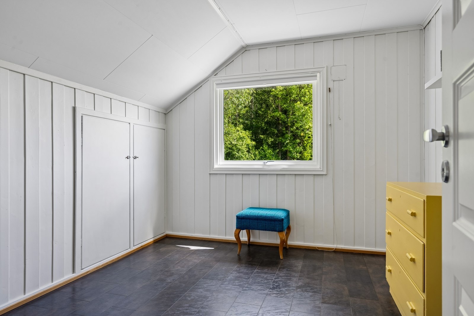 Det andre soverommet på loftet har godt med skapplass i kneveggene. Galleribilde