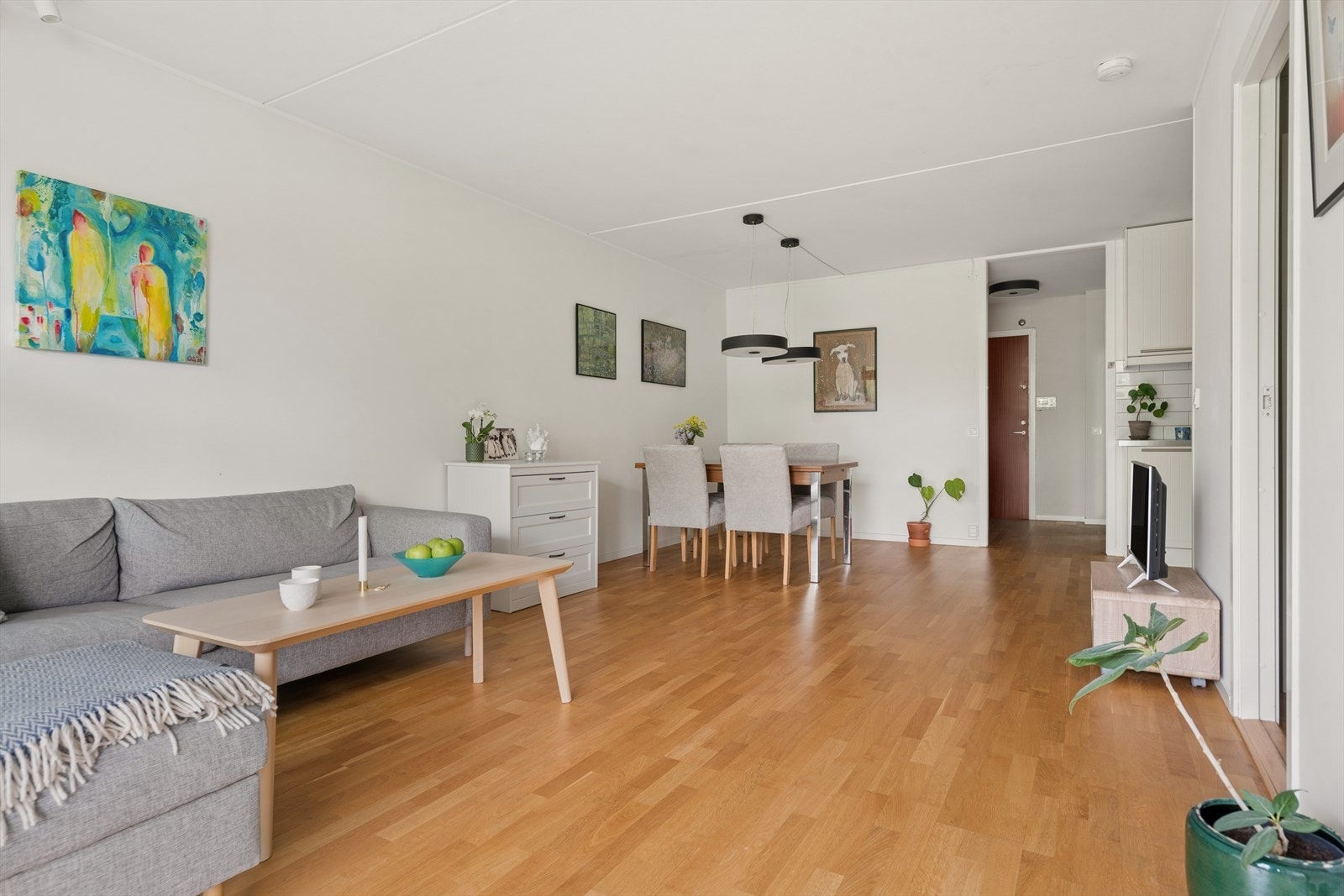Stuen kan fint deles opp i flere soner og har god plass til sittegruppe og spisebord. Fra stuen er det inngang til soverom og innvendig garderobe/walk-in closet Galleribilde
