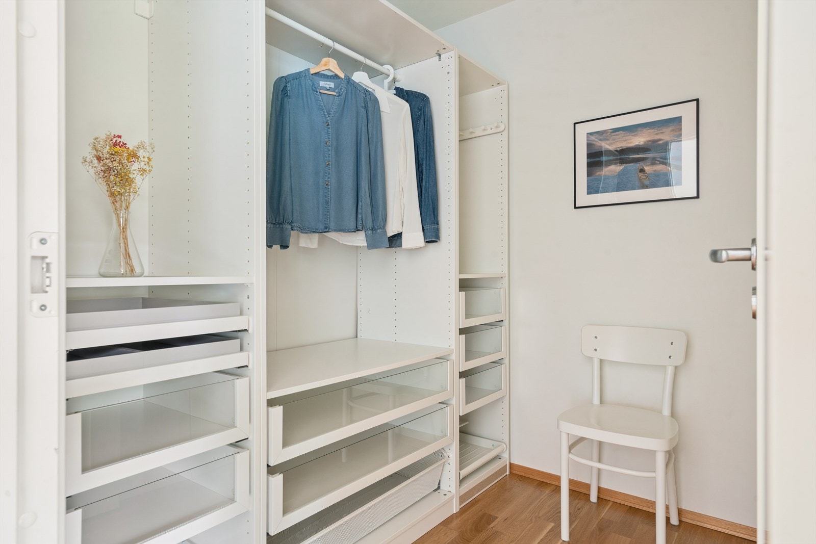 En praktisk walk-in closet. Garderoben gir gode muligheter for oppbevaring av klær. Galleribilde