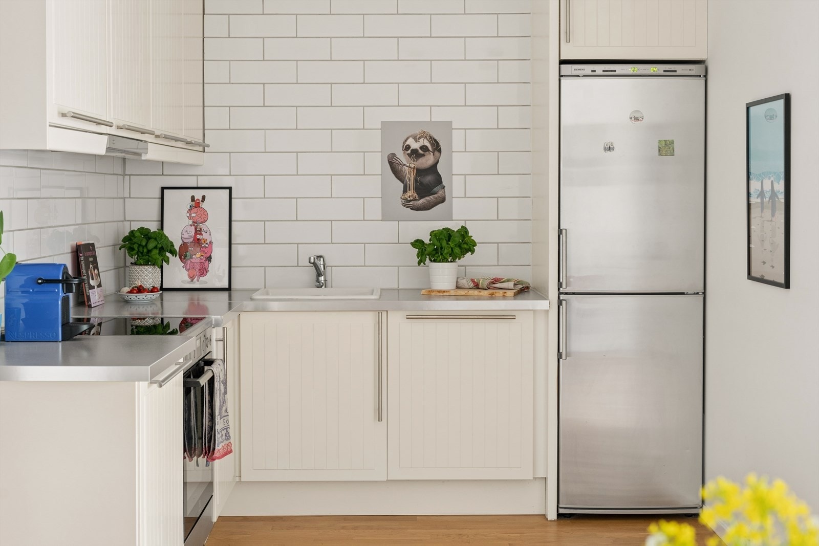 Kjøkkeninnredning fra IKEA med profilerte lakkerte fronter og fliser på bakvegg Galleribilde