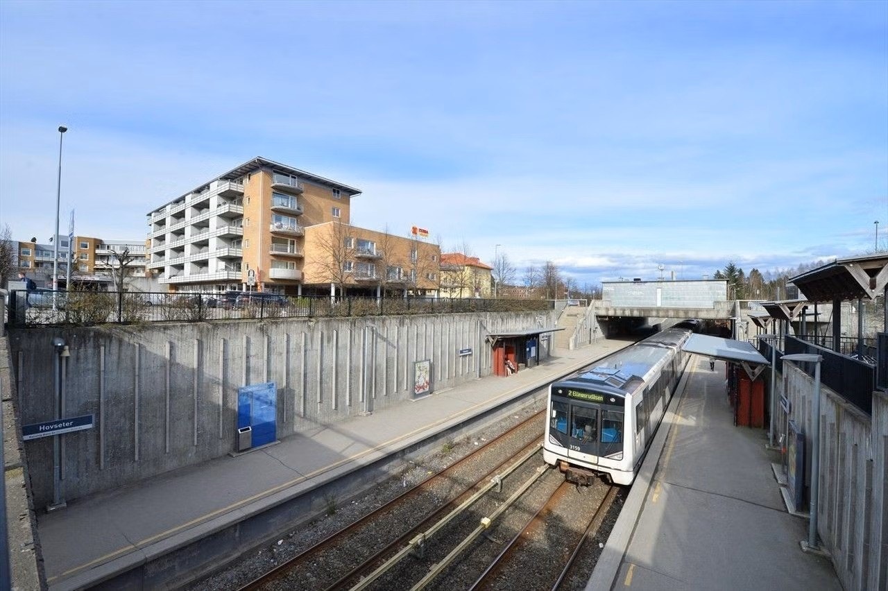 Det er kort vei til både Hovseter T-bane og Røa T-bane som tar deg eks. til Majorstuen på ca. 10 min. Her ved Hovseter T-bane finnes også Coop extra - butikk. Galleribilde