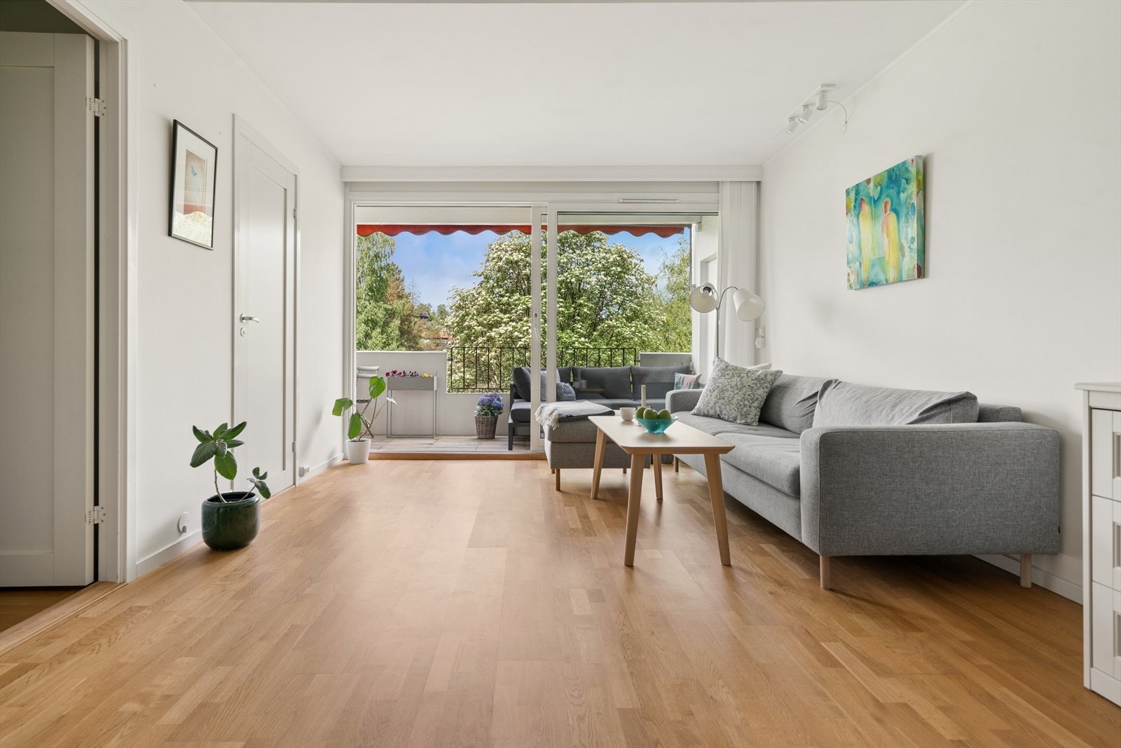 Stuen er romslig og lys og de store vindusflatene slipper inn mye naturlig lys Galleribilde