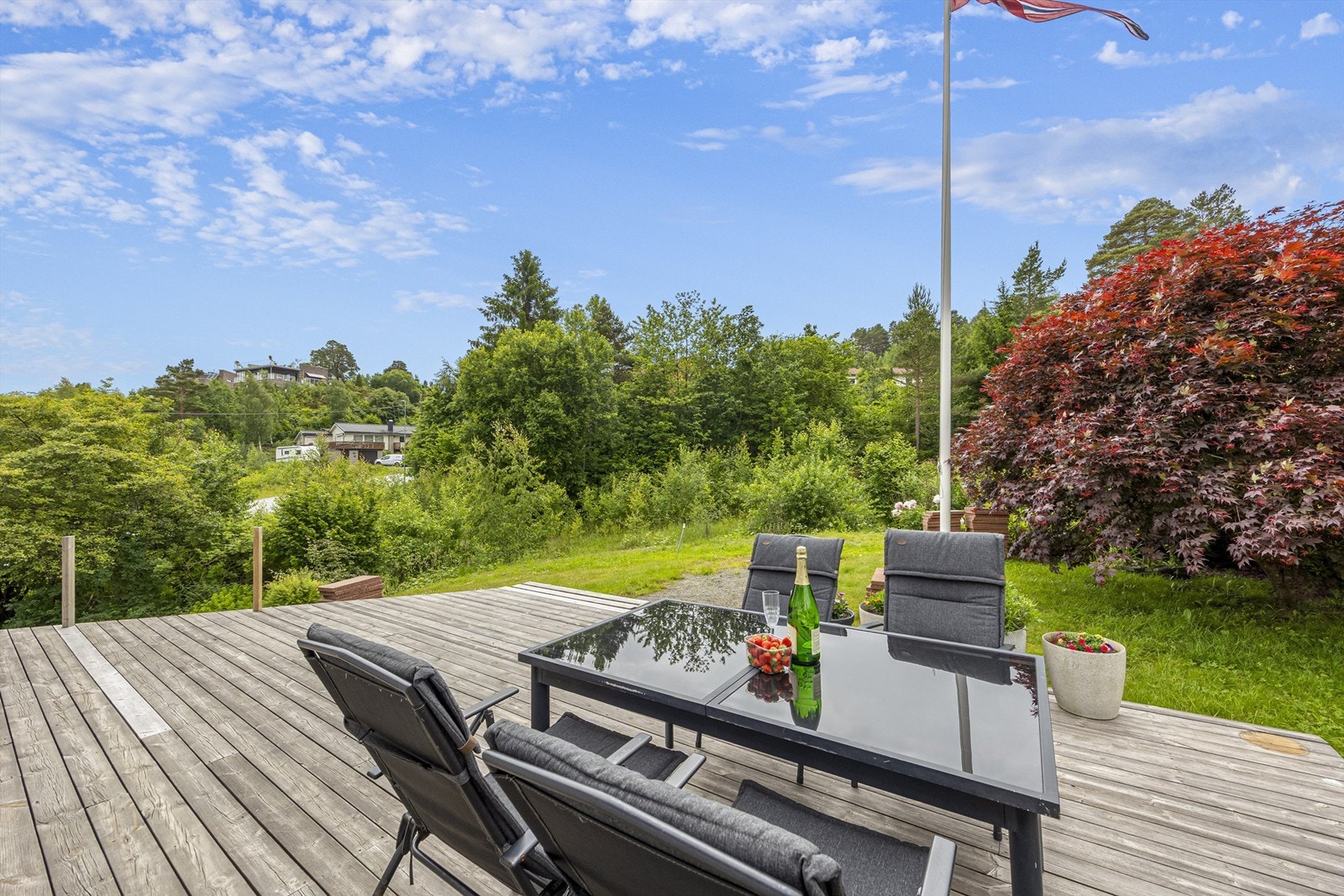 Den store terrassen gir rikelig med plass for utemøbler og sosiale sammenkomster. Galleribilde