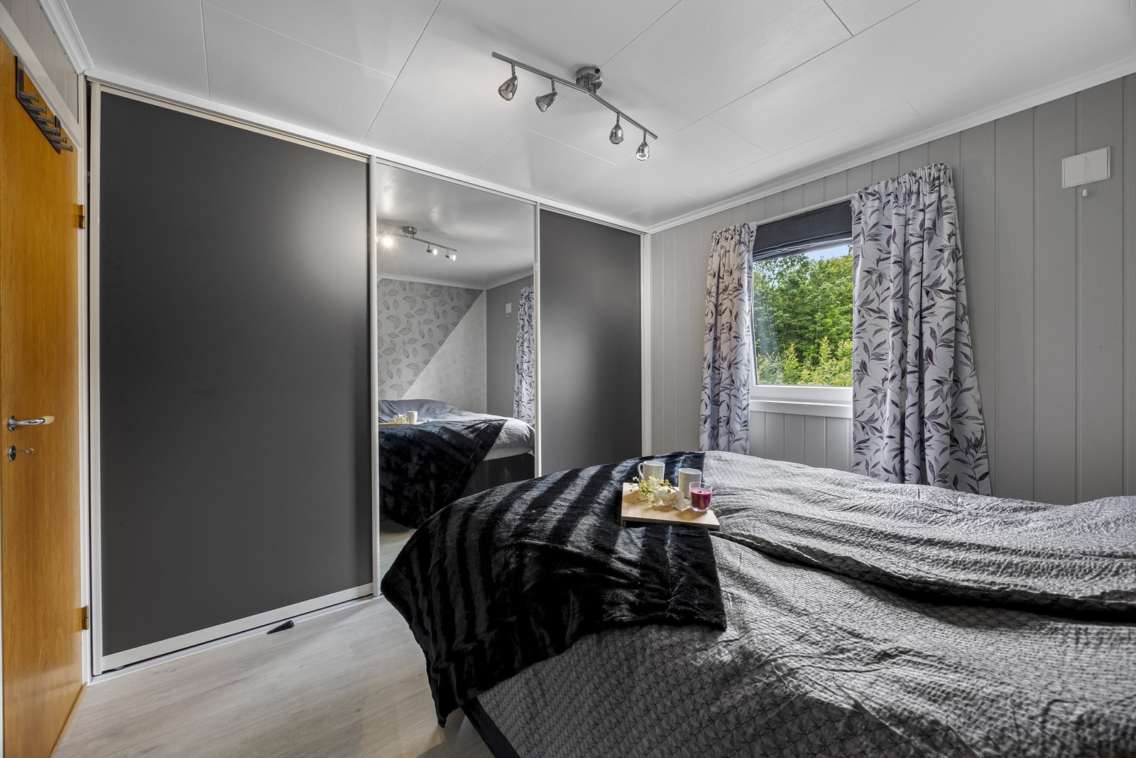 Hovedsoverommet er utstyrt med en stor skyvedørsgarderobe med speilfronter. Galleribilde