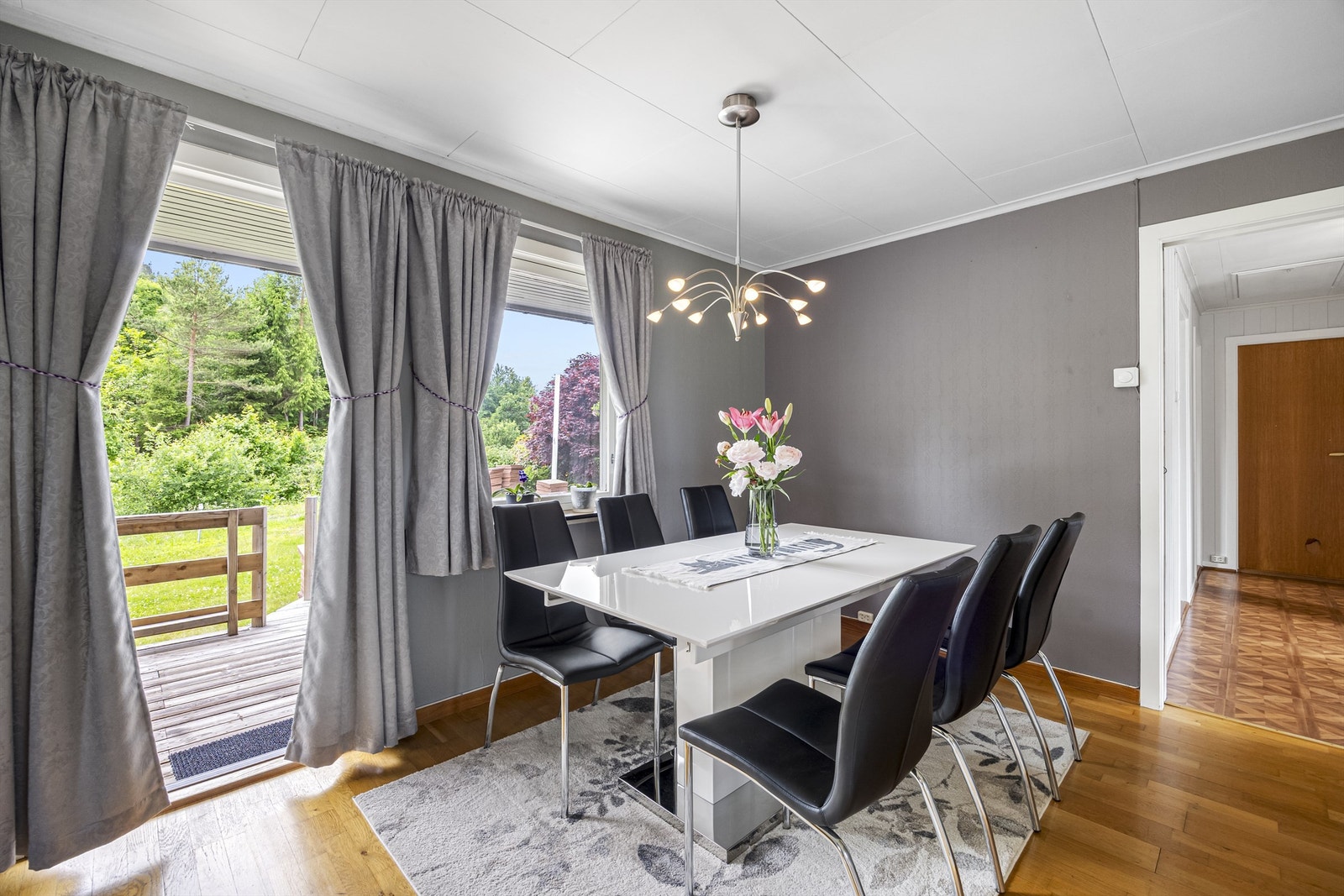 Fra spisestuen er det direkte utgang til den overbygde delen av terrassen. Galleribilde
