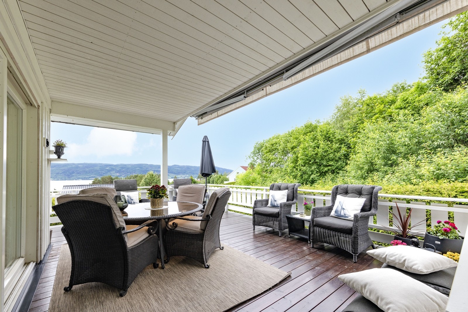 Terrassen har god plass til både spisebord og en romslig loungegruppe. Galleribilde