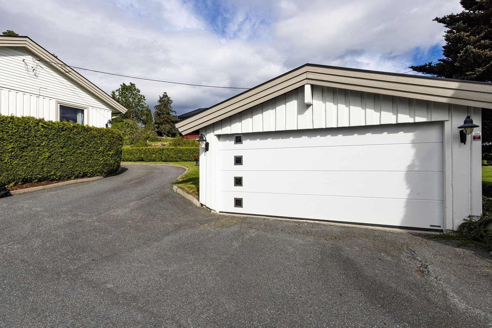 Garasje på 34 m² (BRA-e) fra 1984 med leddheisport med motor. Galleribilde