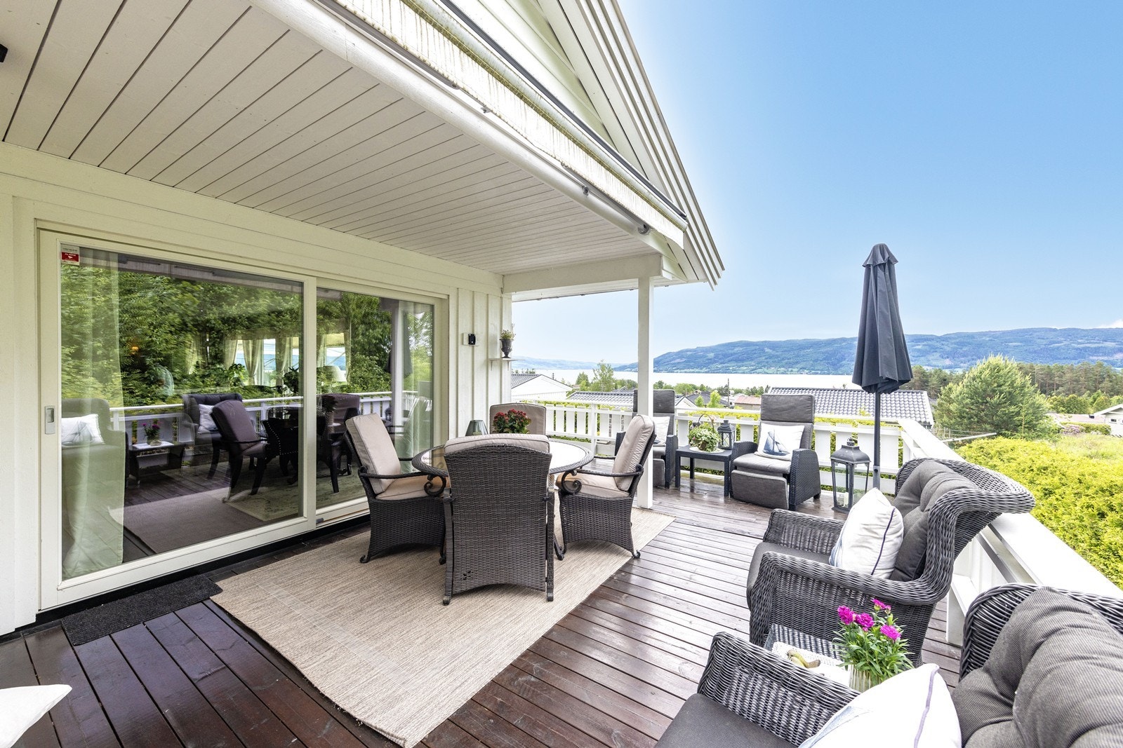 Romslig og delvis overbygget terrasse, bygget i forbindelse med tilbygget i 2018. Galleribilde