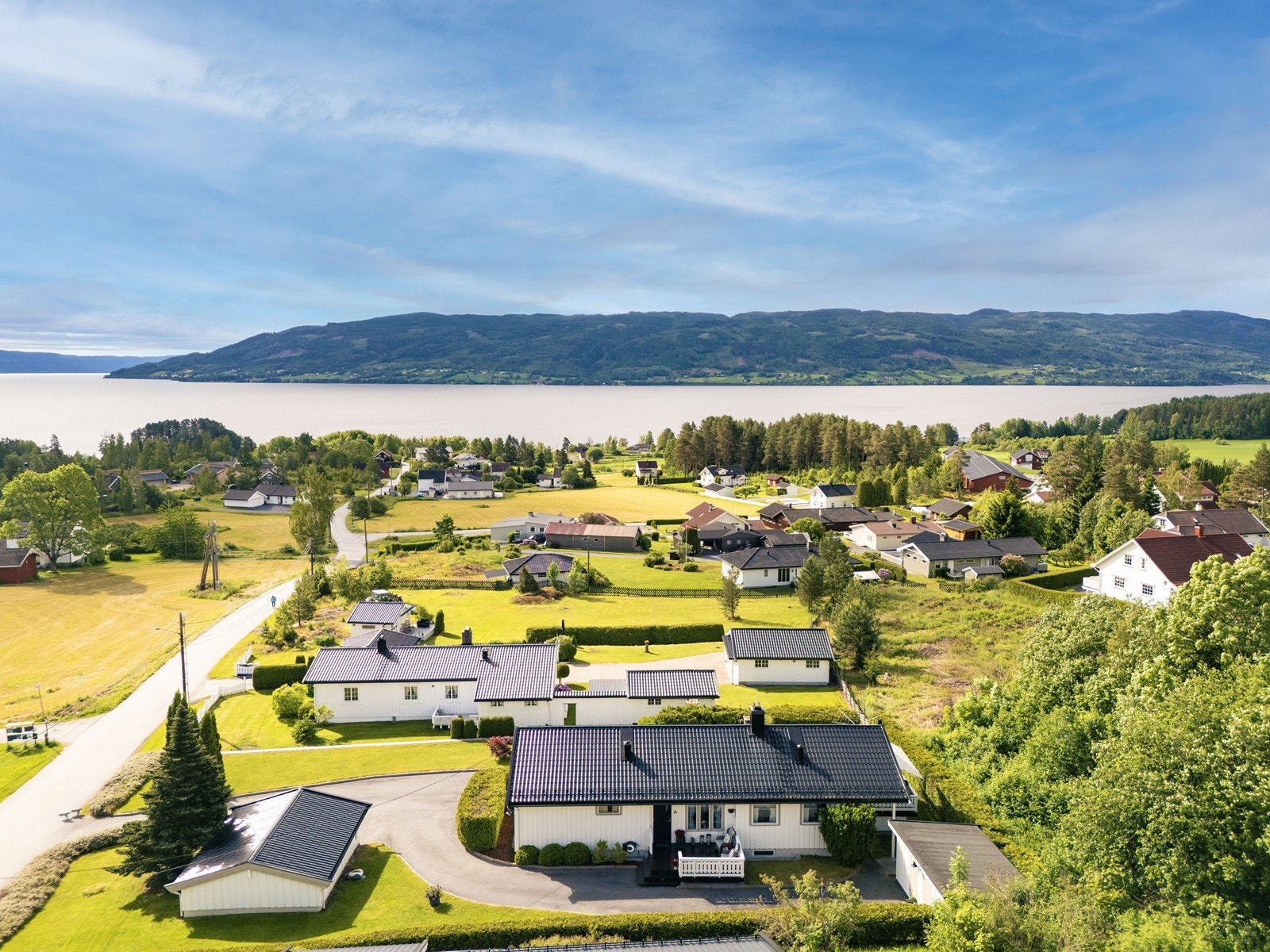 Fra eiendommen er det flott utsikt og kort vei ned til Tyrifjorden. Galleribilde