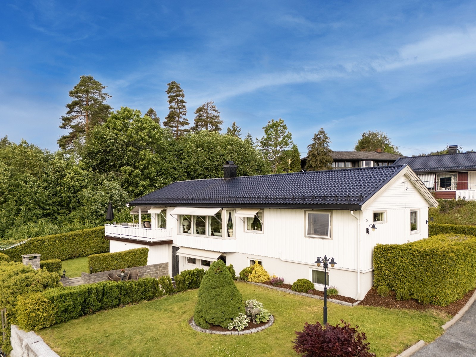 Taket er tekket med steinbelagte stålplater, lagt i 2015. Galleribilde