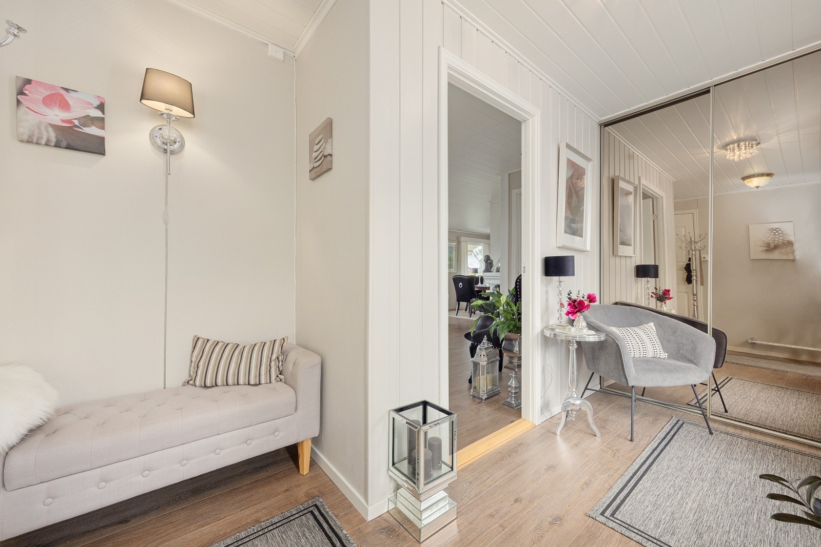 Lys og innbydende entré med god plass til garderobeløsning. Galleribilde