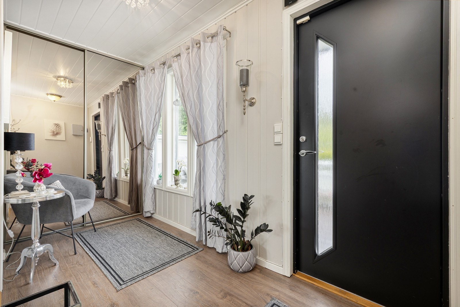 Entréen har skyvedørsgarderobe med speilfronter som gir en god romfølelse. Galleribilde