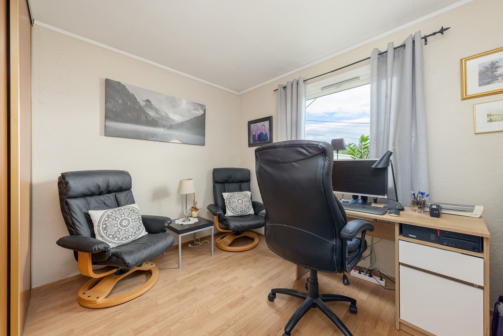 Det andre soverommet i etasjen, som i dag benyttes som kontor. Galleribilde