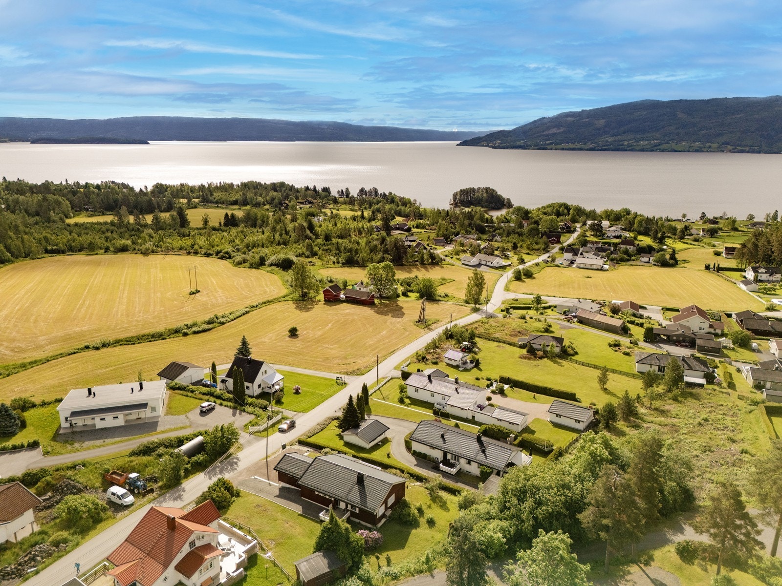 Nakkerud bussholdeplass ligger kun 400 meter unna, med en gangtid på ca. 5 minutter. Galleribilde