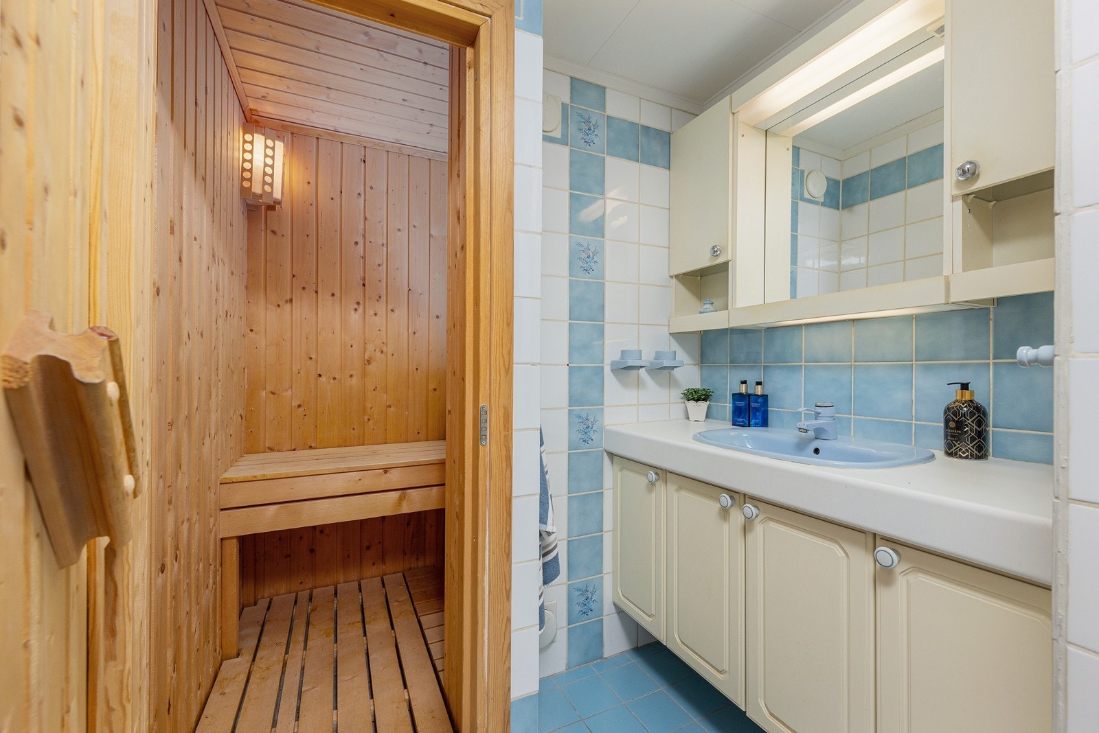 Badstue med panel på vegger og tak, utstyrt med badstuovn fra 1990. Galleribilde
