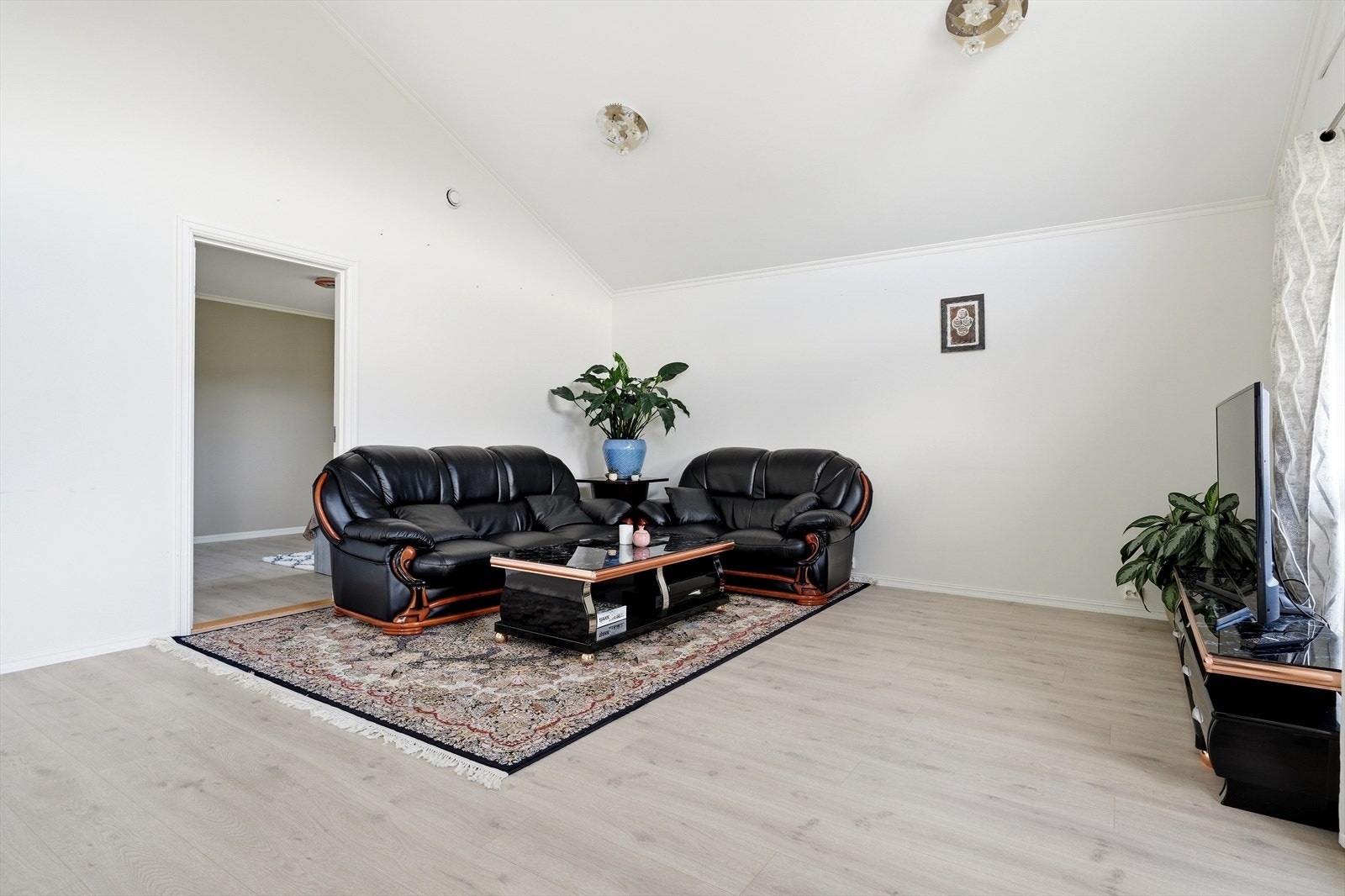 Plass til romslig sofagruppe. Galleribilde