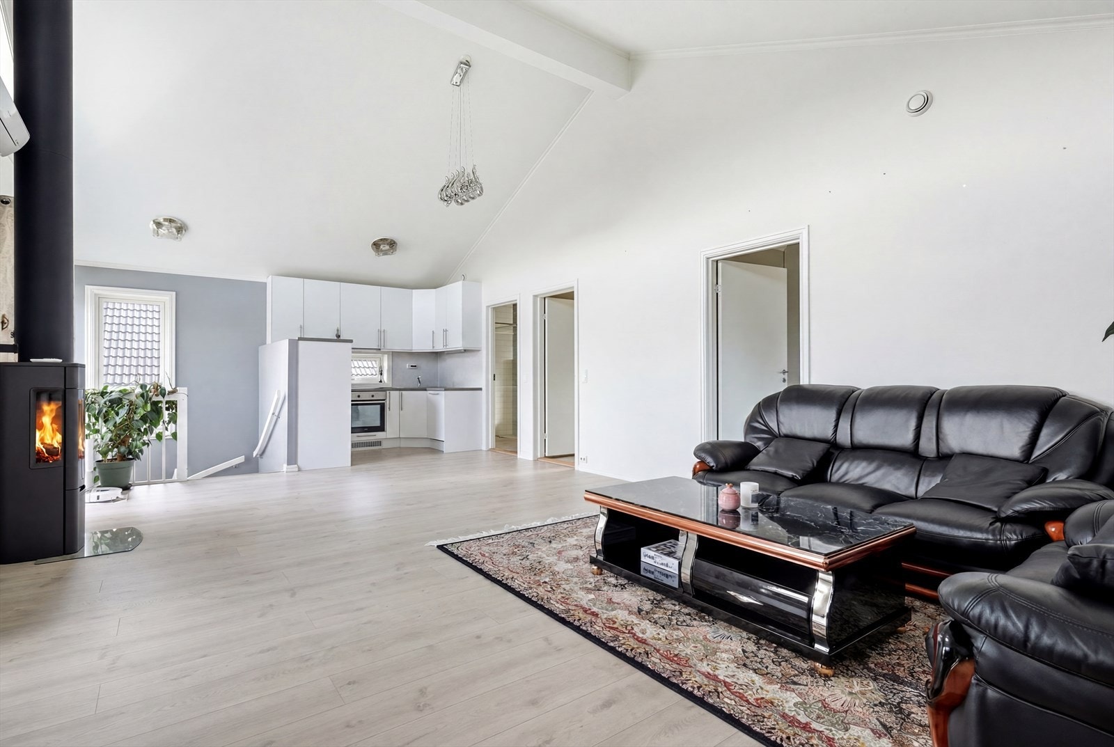 Fin stue med mye lysinnslipp og god atmosfære. Plass til både spisegruppe og sofagruppe. Galleribilde
