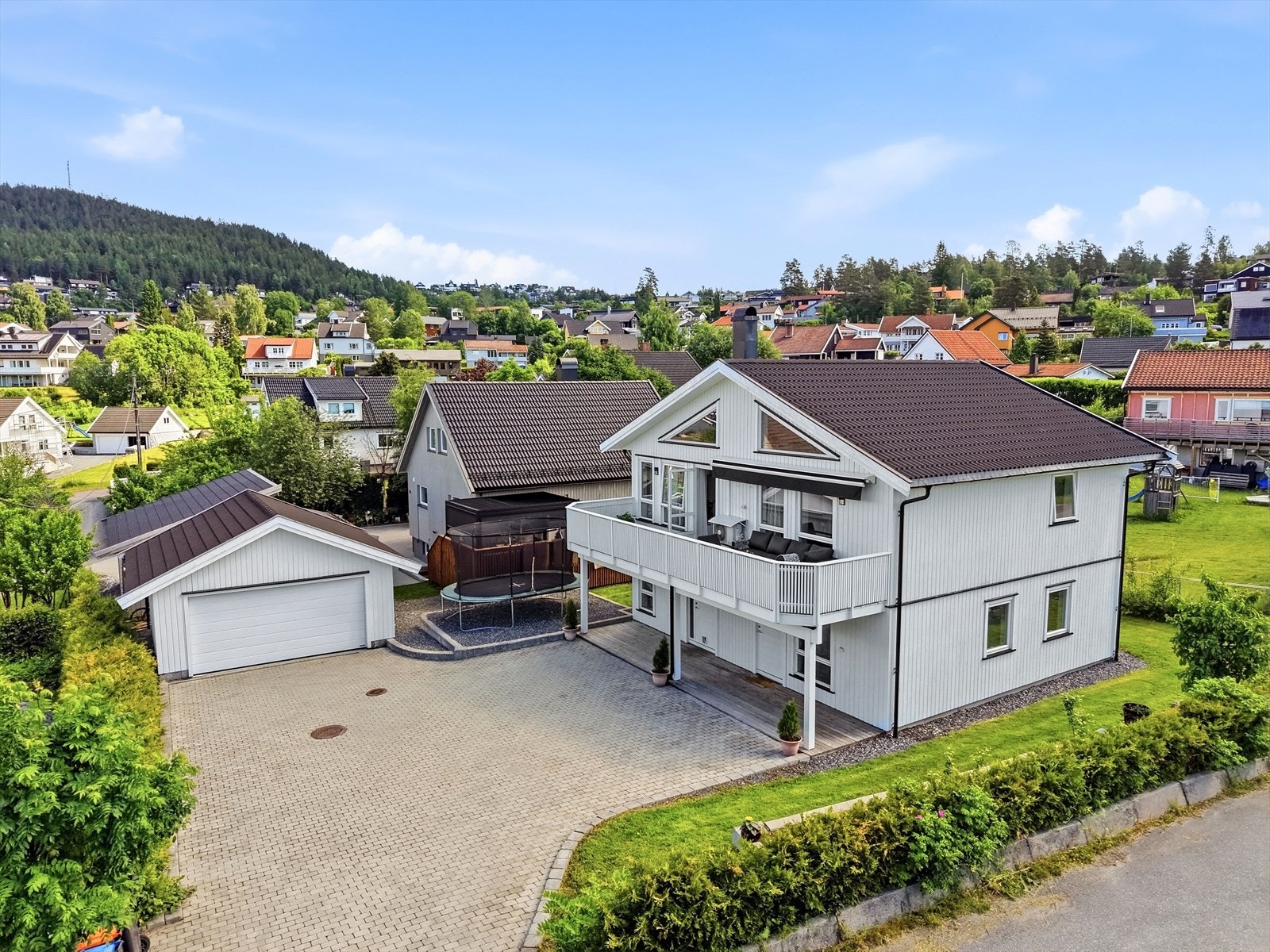 Flott etablert og lettstelt rundt boligen. Galleribilde