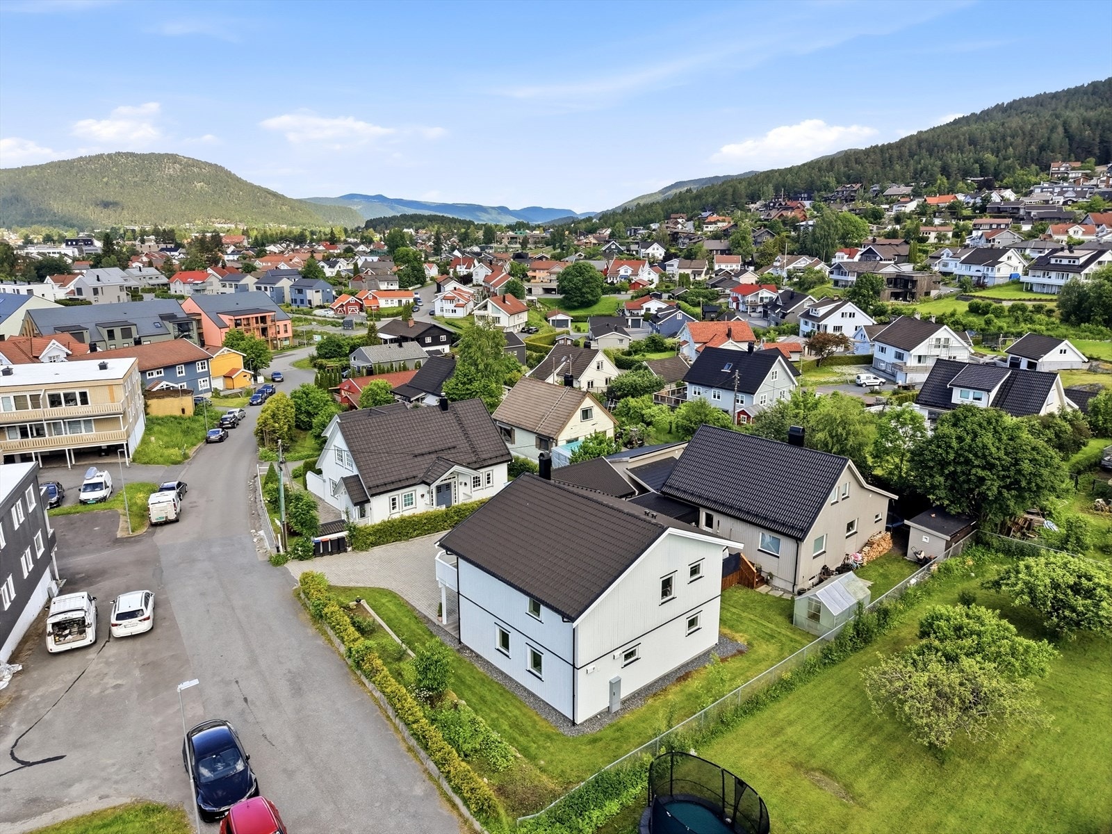 Fra eiendommen har man gangavstand til bla. Kongsberg knutepunkt, bussholdeplass, kjøpesenter matbutikker, skole og barnehage. Galleribilde