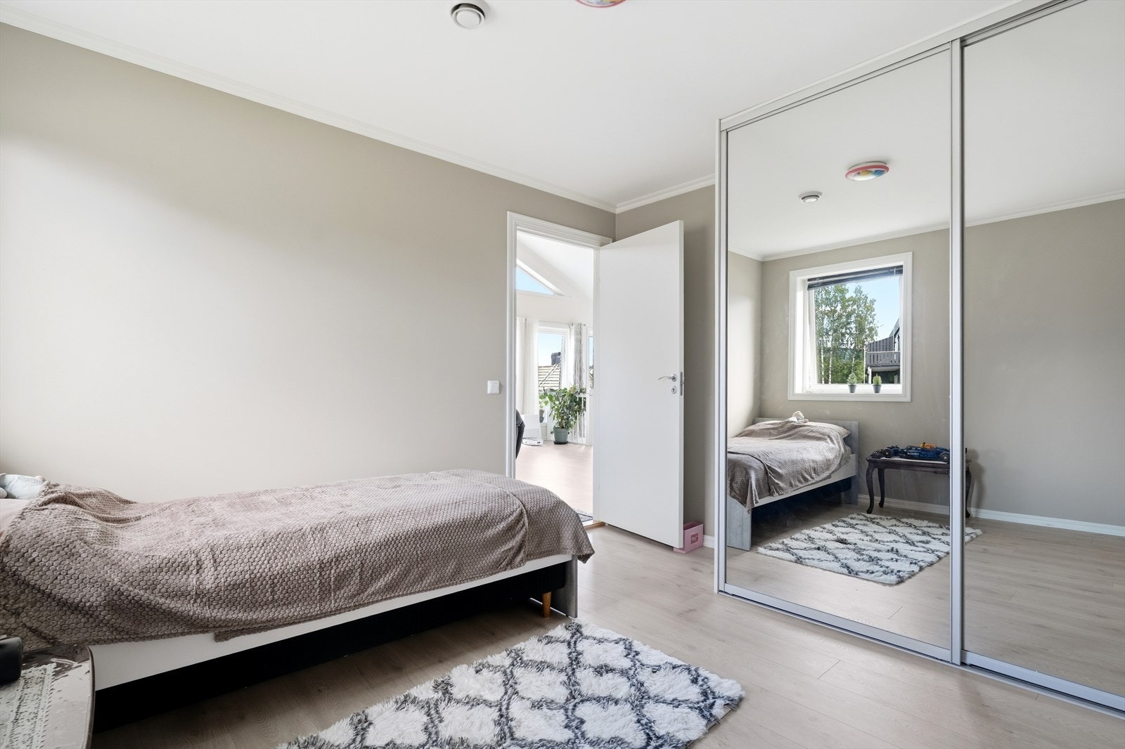 Dette rommet har også skyvedørsgarderobe. Galleribilde