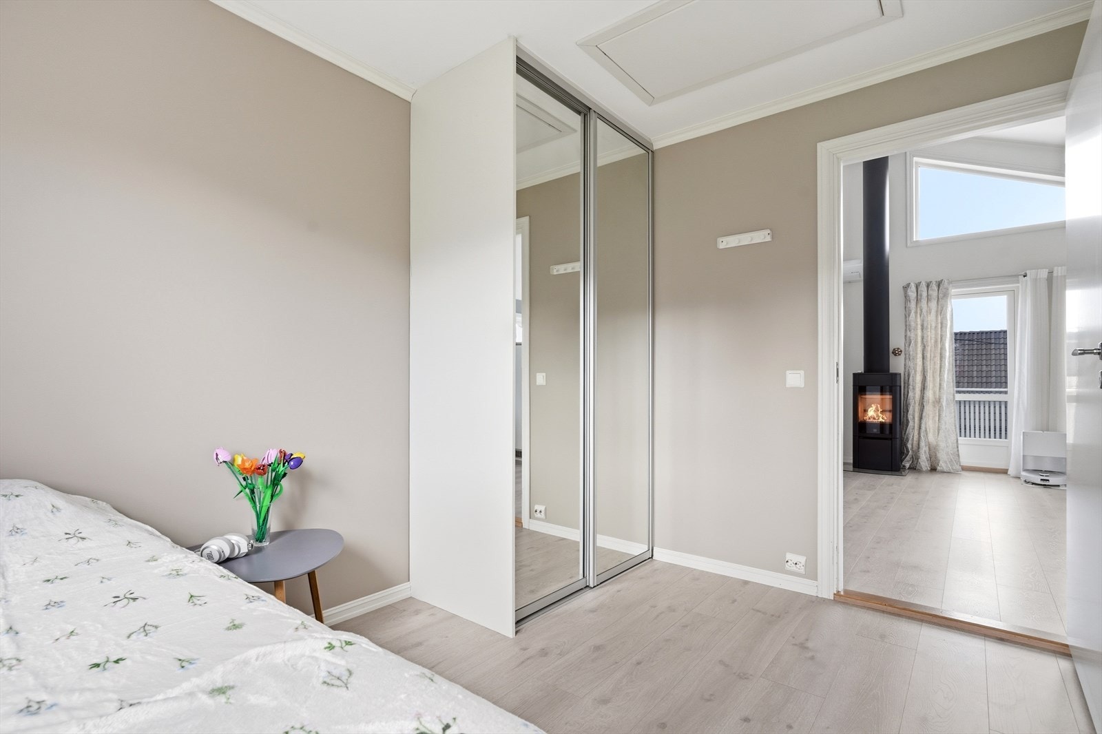 Fra rommet et det loftsluke til loft med mulighet for lagring. Galleribilde