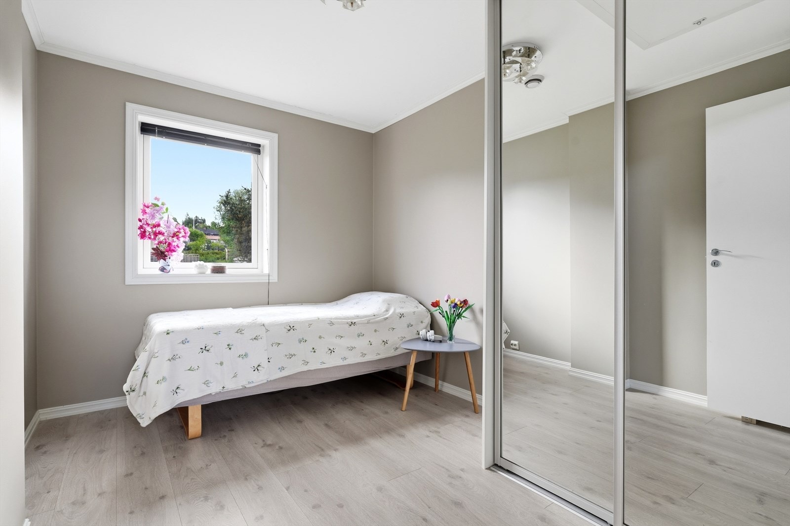 Soverom 1 med skyvedørsgarderobe. Galleribilde