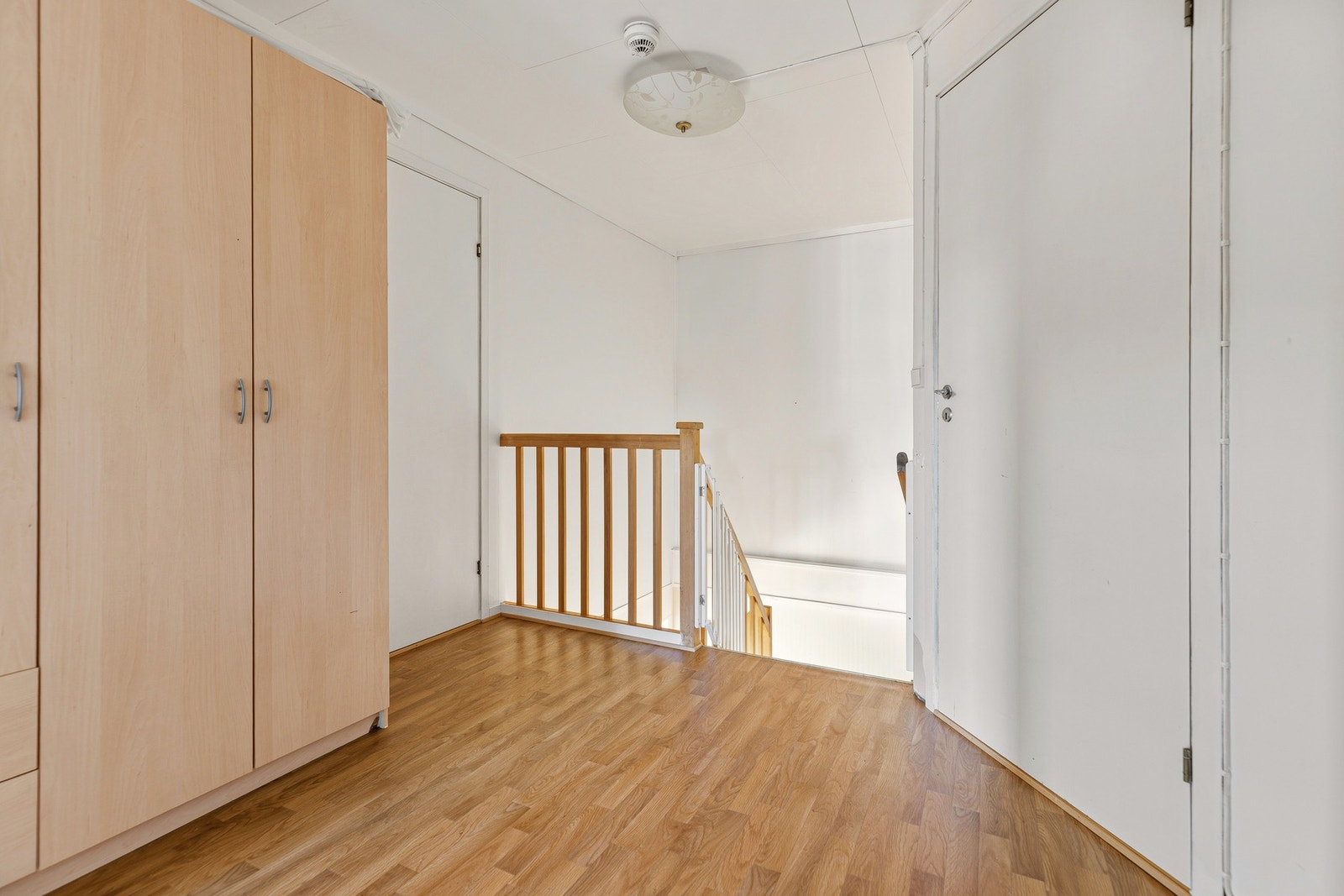 I denne etasjen finner vi 2 soverom, 3 kott og baderom. Galleribilde