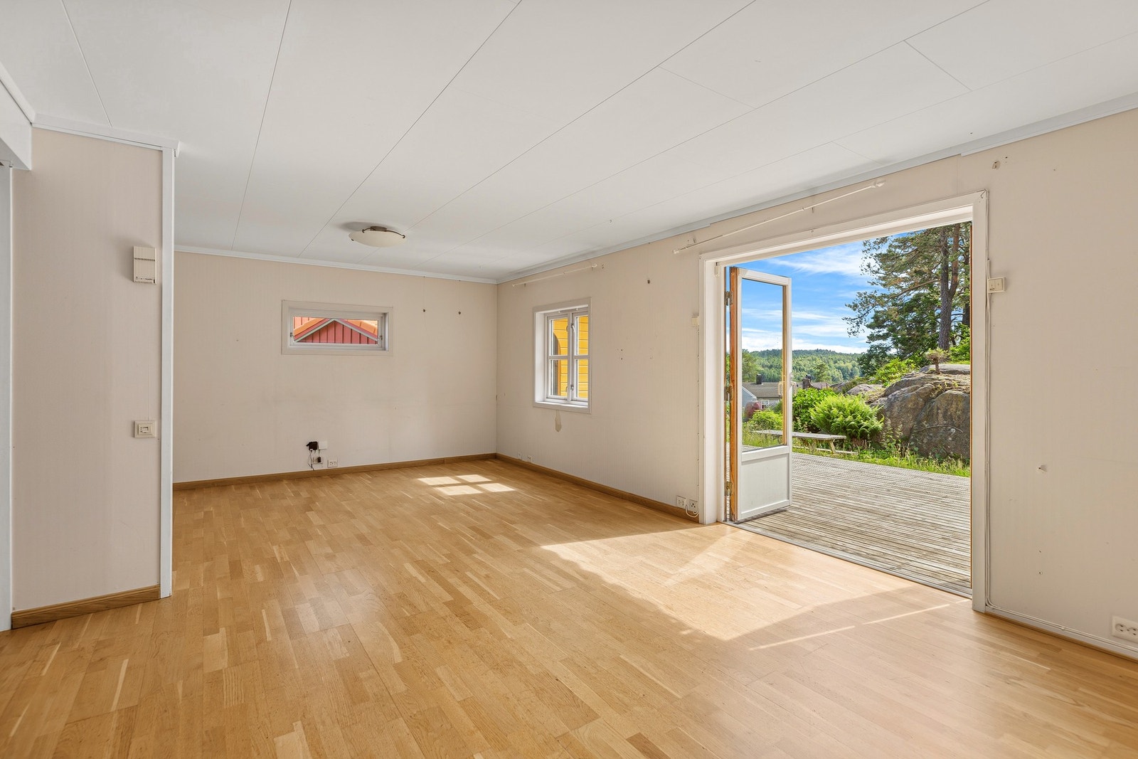 Man ønskes velkommen inn i en romslig stue med god plass til flere soner. Galleribilde