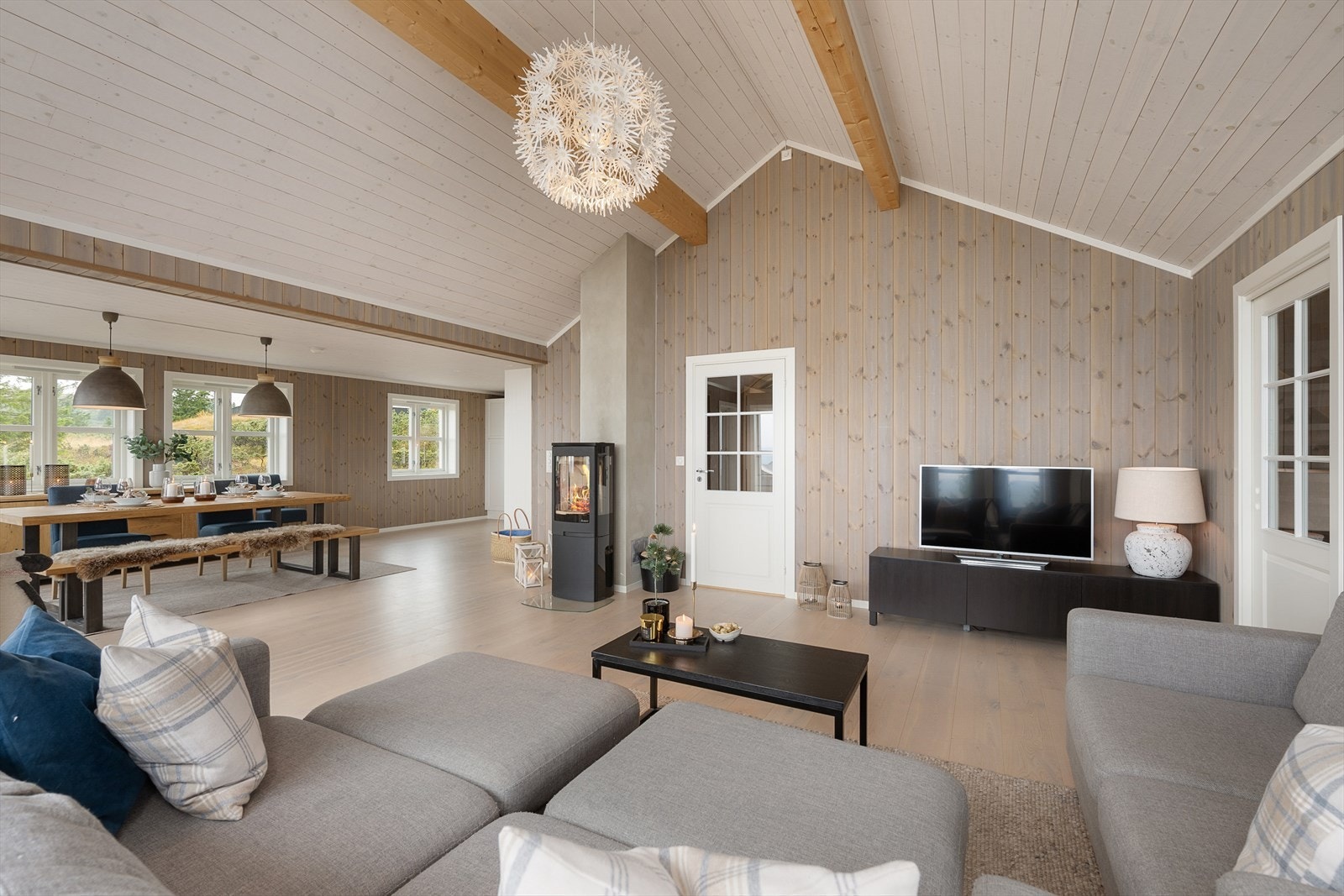 Det er en gjennomført og helhetlig stil i hytta med lune og tidløse fargetoner. Galleribilde