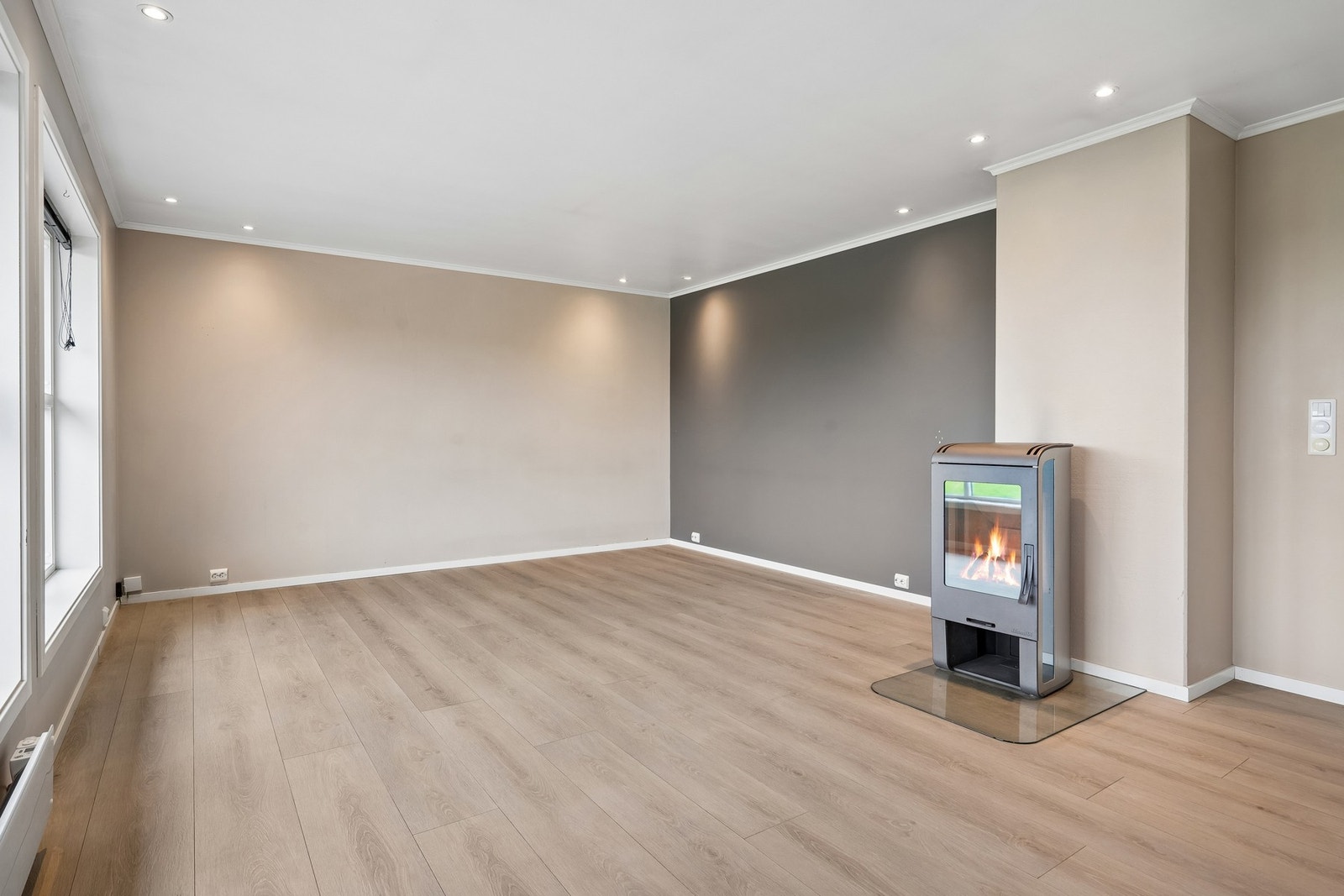 Leiligheten er malt i delikate farger, og dette kombinert med et pent 1-stavsgulv og downlights i tak gir et moderne uttrykk Galleribilde