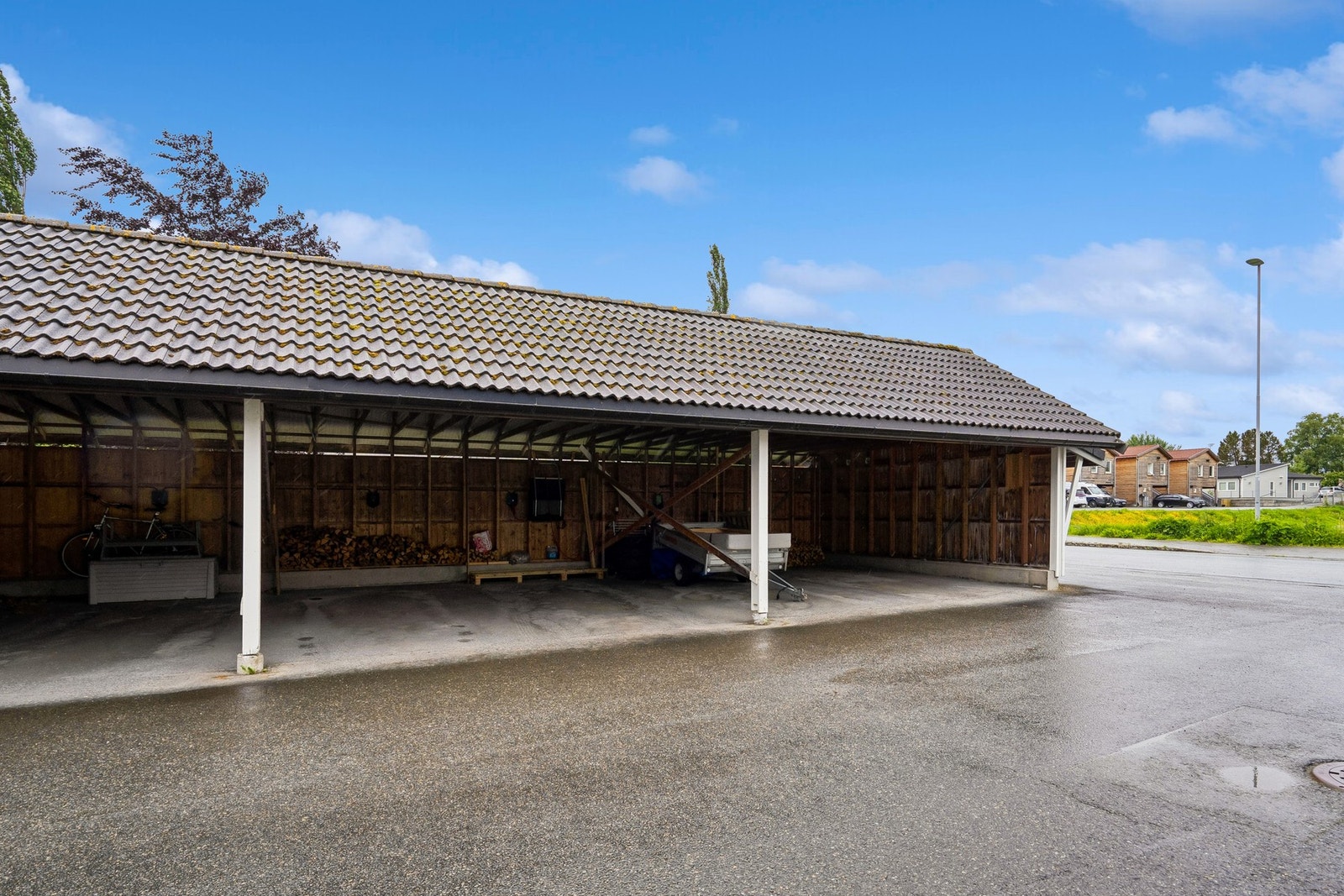 Egen plass i felles carportanlegg. Mulighet for å etablere elbillader. Galleribilde