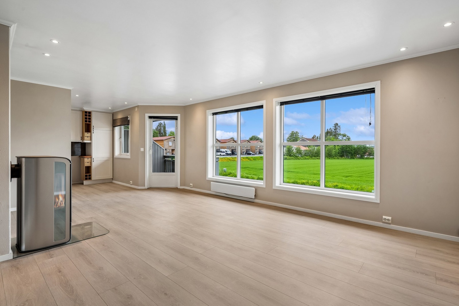 Stue og kjøkken ligger i åpen løsning, og rommet er totalt på hele 31,8m². Galleribilde