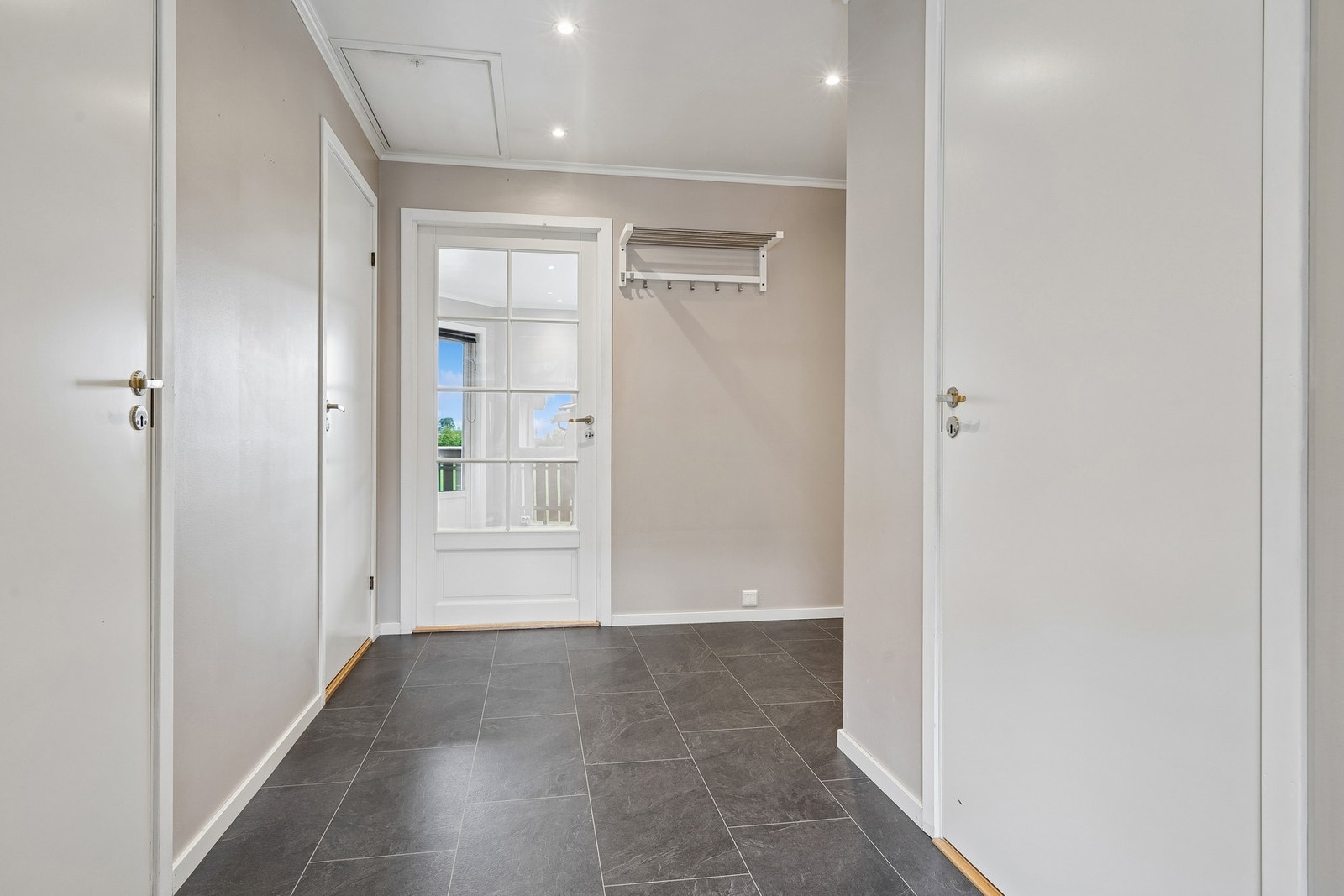 Lys og fin entré med god plass til yttertøy og sko. I tilknytning til entreen har man en innvendig bod på 3,2m² Galleribilde