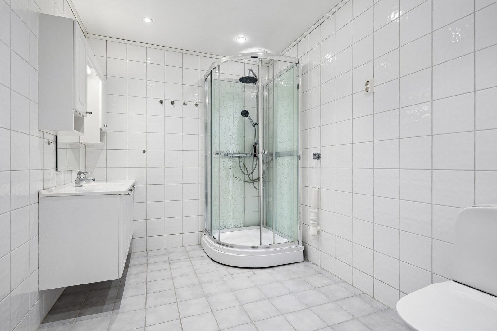 Pent, flislagt bad med varmekabler i gulv. Badet er på 6,1m² og har alt av nødvendig utstyr Galleribilde