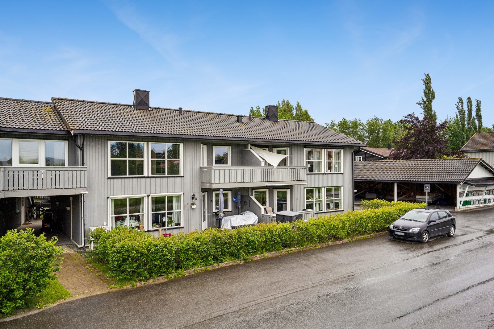 Leiligheten har en vestvendt beliggenhet i 2. etasje. God plass til gjesteparkering langs veien, samt at man har en egen plass i carportanlegg Galleribilde