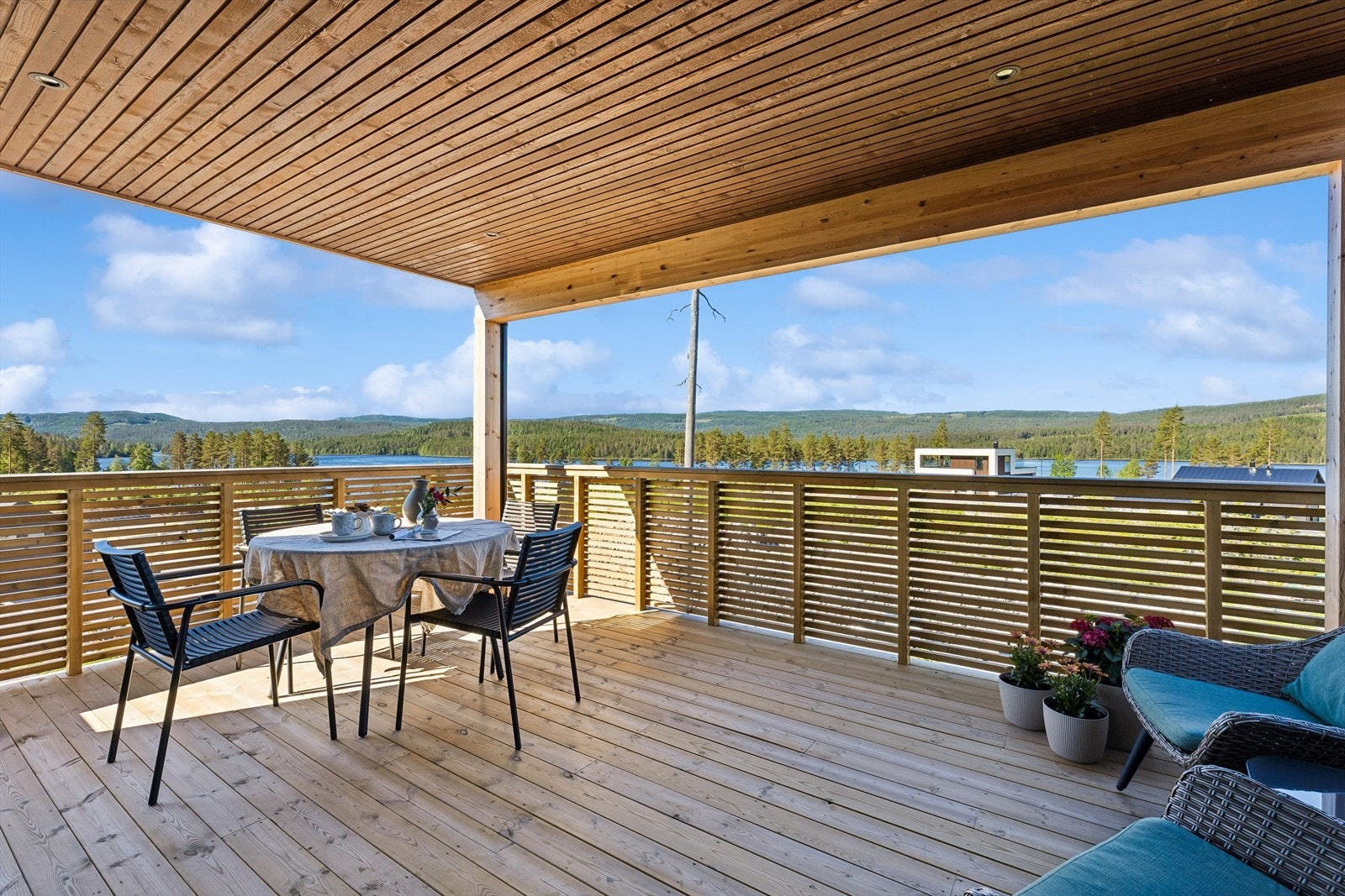 Balkongen på ca. 19 m² blir en naturlig forlengelse av stuen på varme dager. Legg merke til den nydelige utsikten. Galleribilde