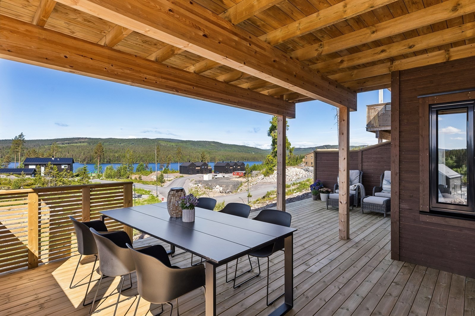 Den vestvendte terrassen på ca. 34 m² har god plass til både spisebord og loungegruppe. Galleribilde