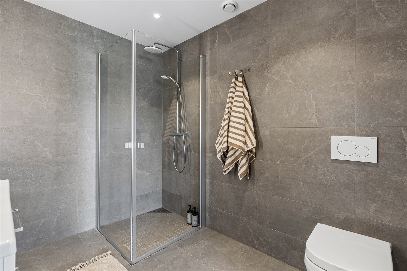 Også badet i underetasjen er en våtromskabin med fliser på gulv og vegger. Galleribilde
