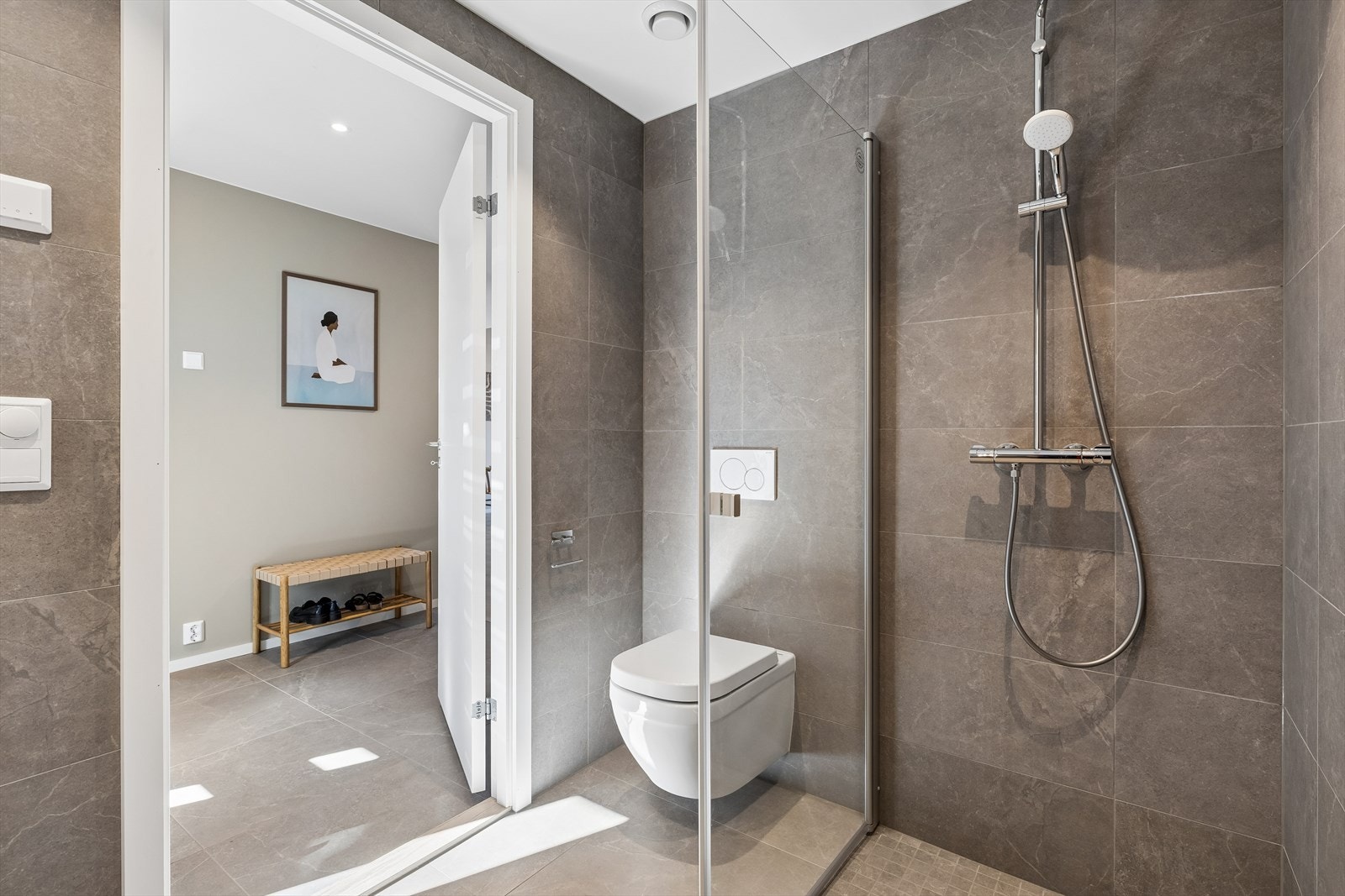 Badet i første etasje har vegghengt toalett og dusj med glassvegger. Galleribilde