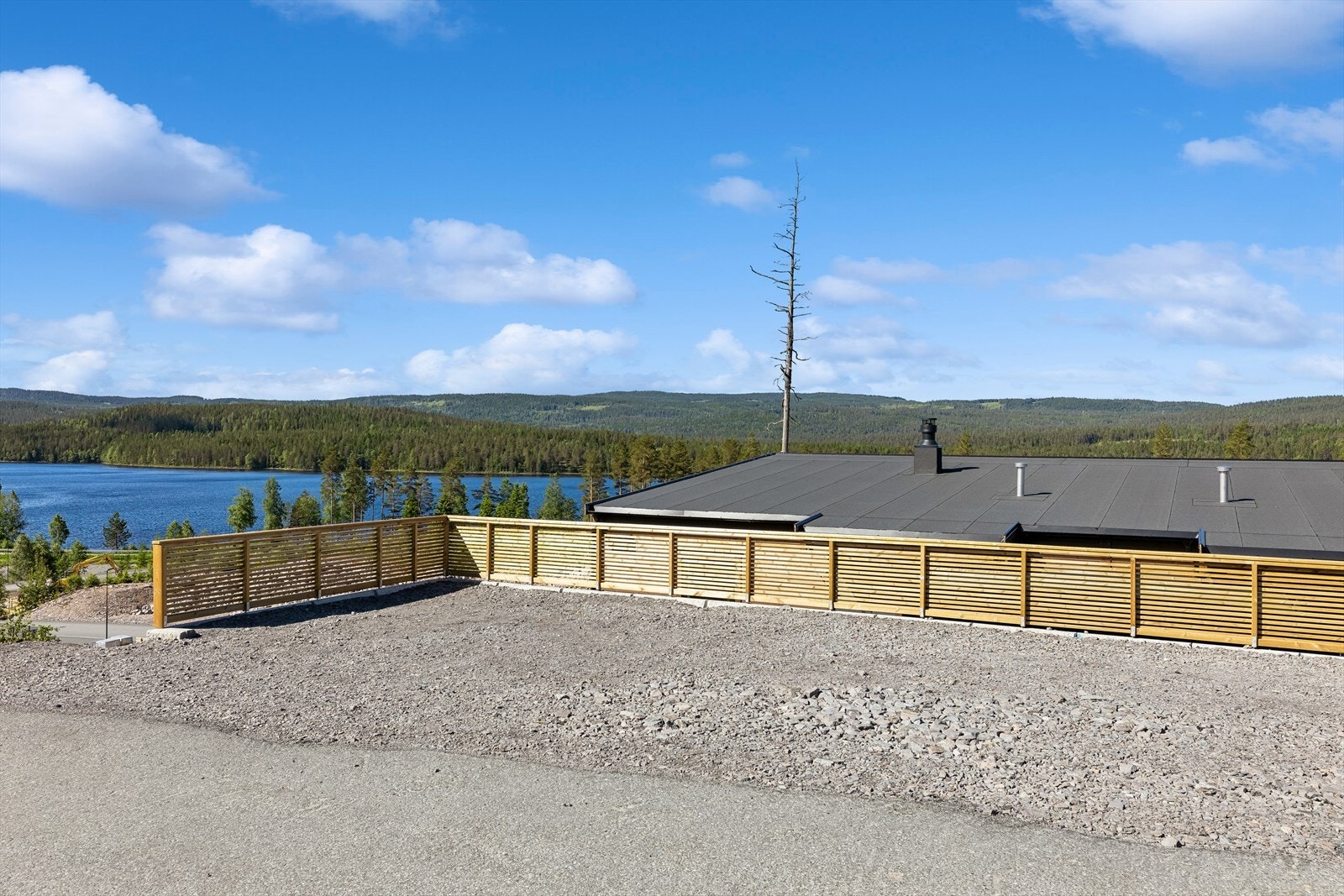 Tomten er under opparbeidelse, og det er plass til parkering av biler på gårdsplassen. Denne enheten disponere gårdsplassen til venstre, mens naboen disponere plassen til venstre. Galleribilde