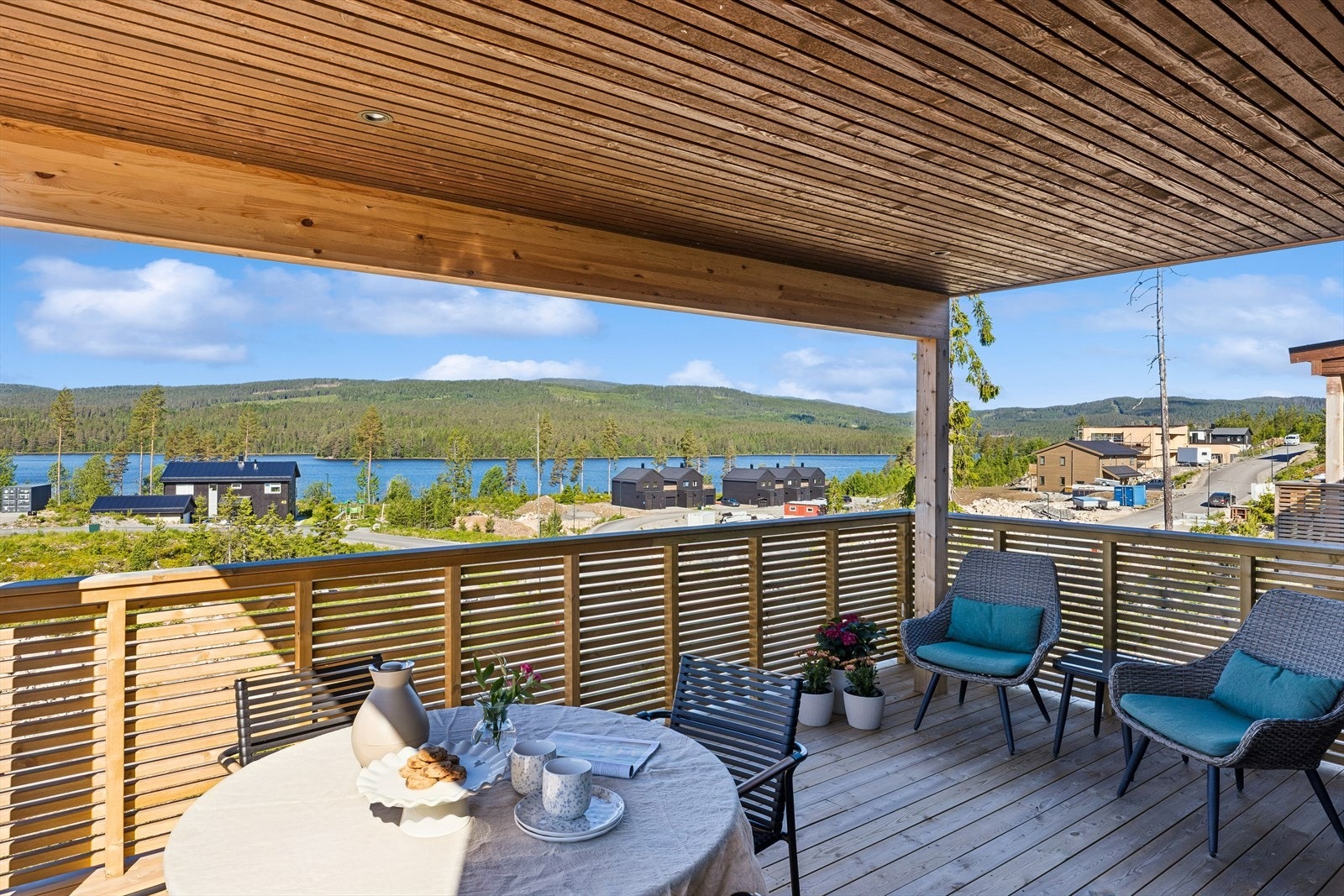 Vestvendt og overbygd balkong med god plass til sittegruppe. Galleribilde