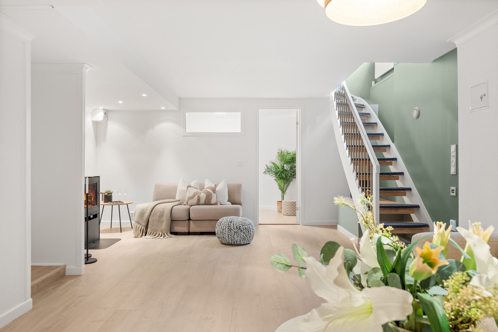 Trapp ned til stue med peis Galleribilde