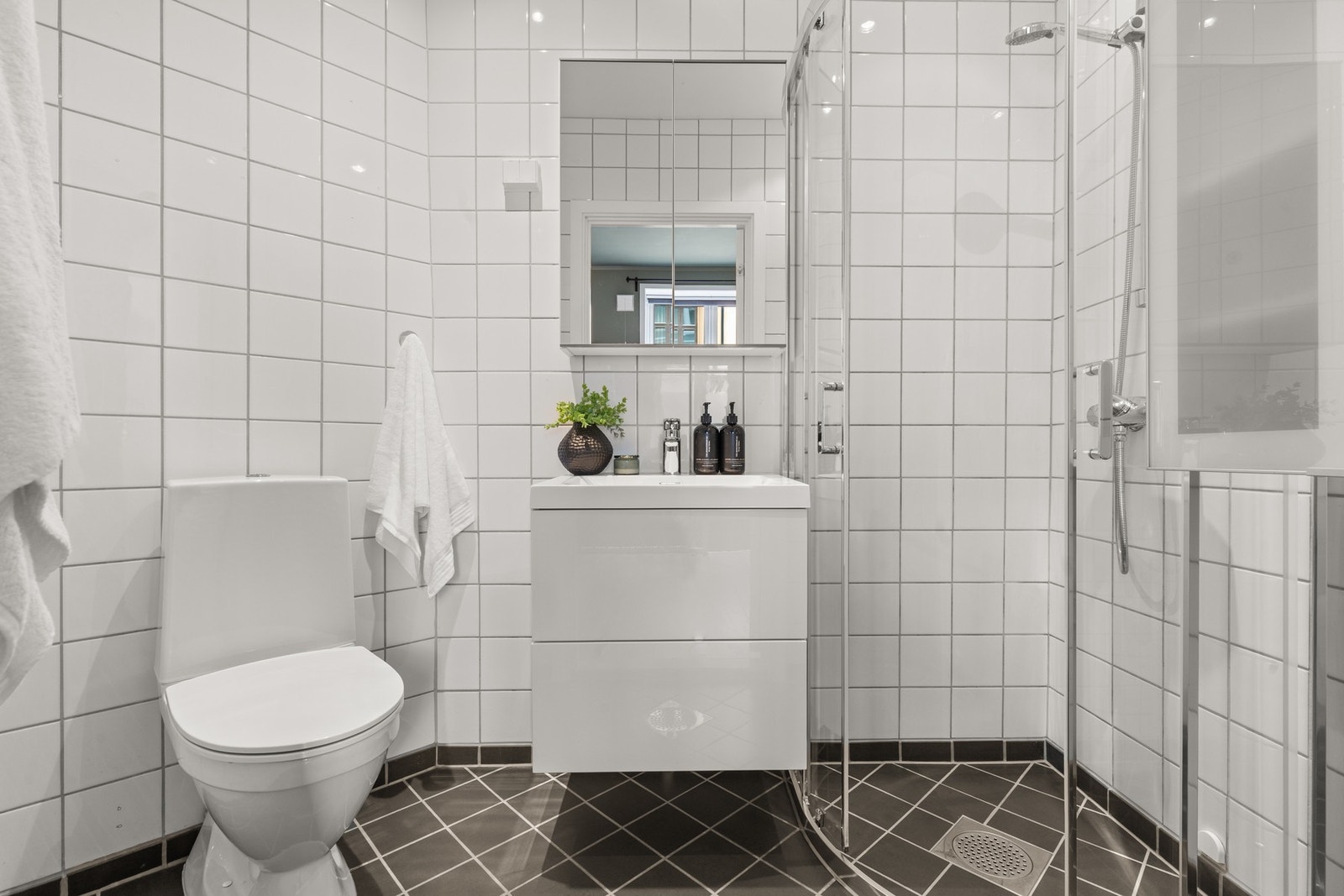 Flislagt bad med dusj, wc og vask Galleribilde